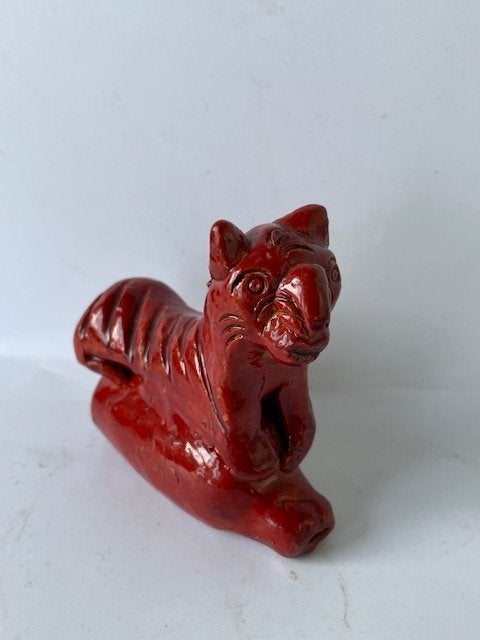 Vintage rood fluitje beeldje tijger. Geglazuurd terracotta., Antiek en Kunst, Ophalen