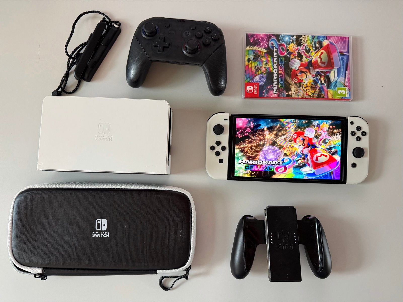 Nintendo Switch OLED met Pro Controller en Mario Kart 8