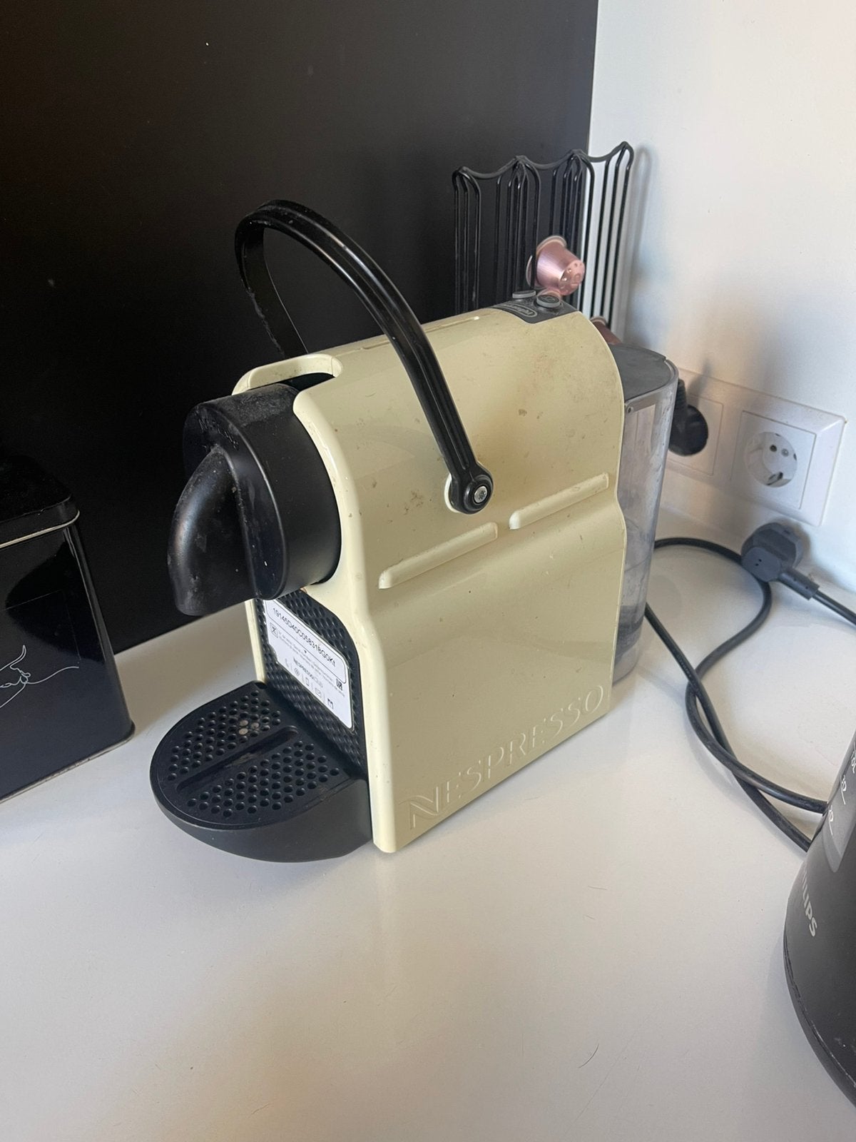 Nespresso koffie machine defect - water lekkage, Witgoed en Apparatuur, Koffiezetapparaten, Ophalen, Zo goed als nieuw, Koffiemachine