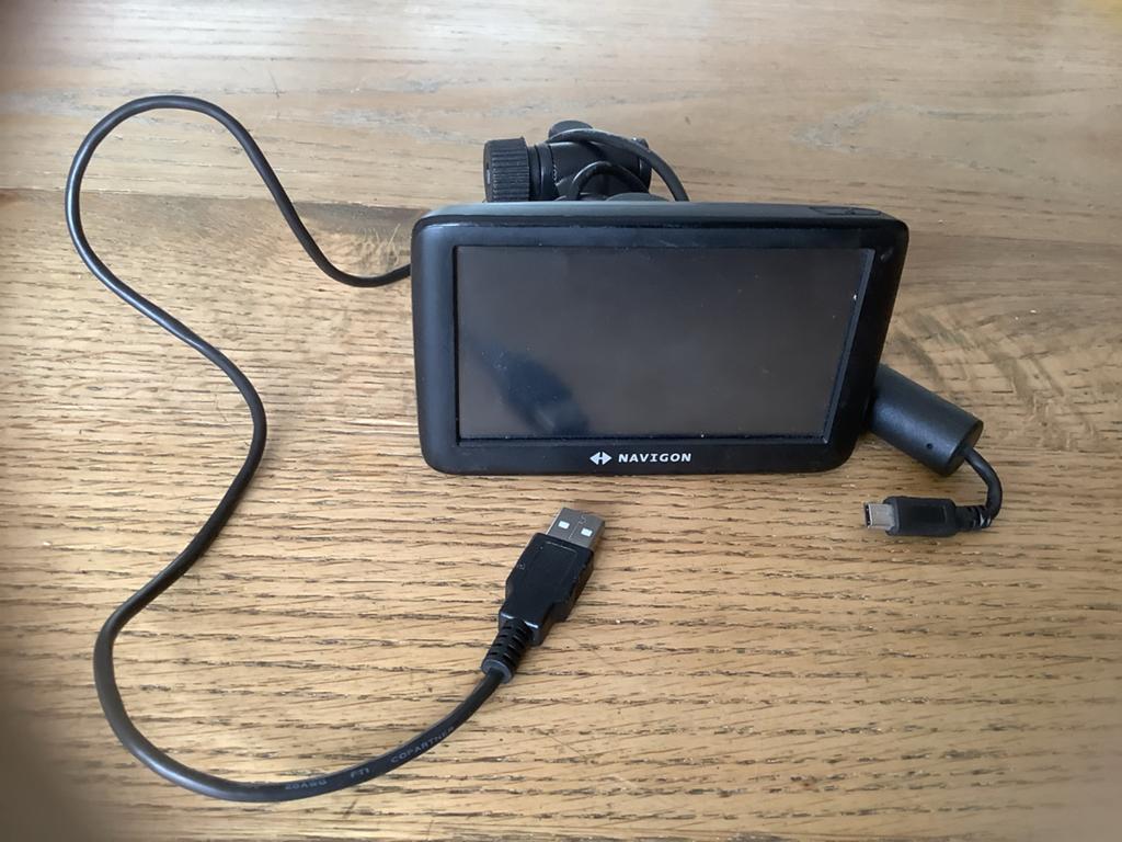 Navigon navigatiesysteem met houder en kabel, Verzenden, Gebruikt