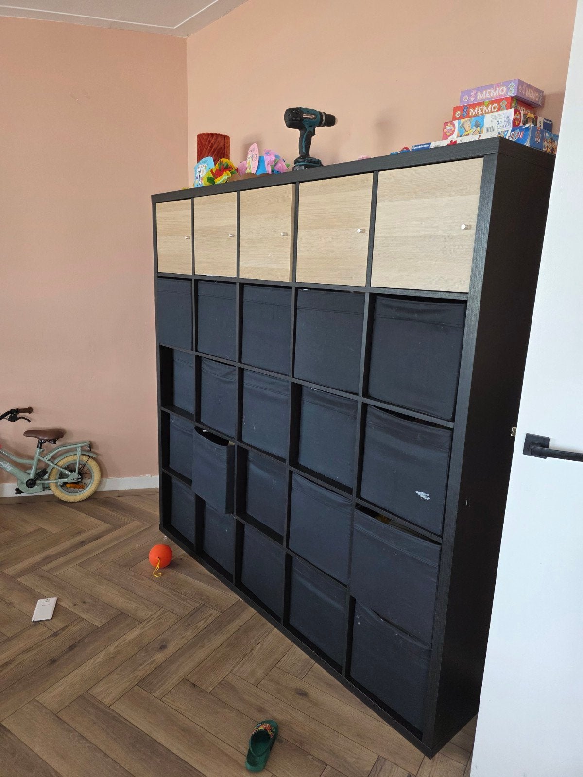 IKEA Kallax kast met 25 vakken en deurtjes/manden, Huis en Inrichting, Kasten | Kledingkasten, Modern, functioneel, 150 tot 200 cm