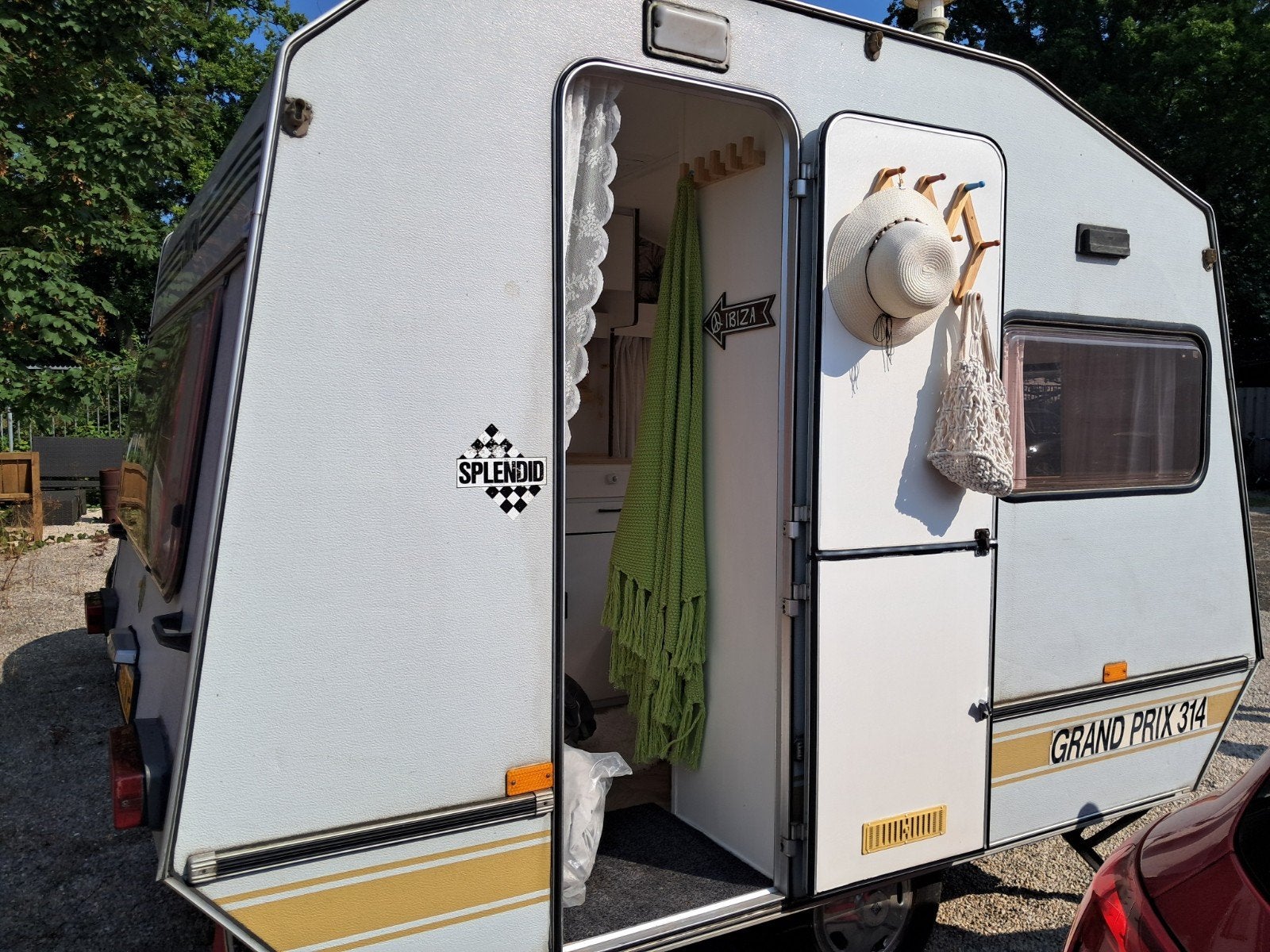 Gerenoveerde klassieke chateau grand prix 314 caravan, Chateau, Voortentlamp, Treinzit, Dwarsbed