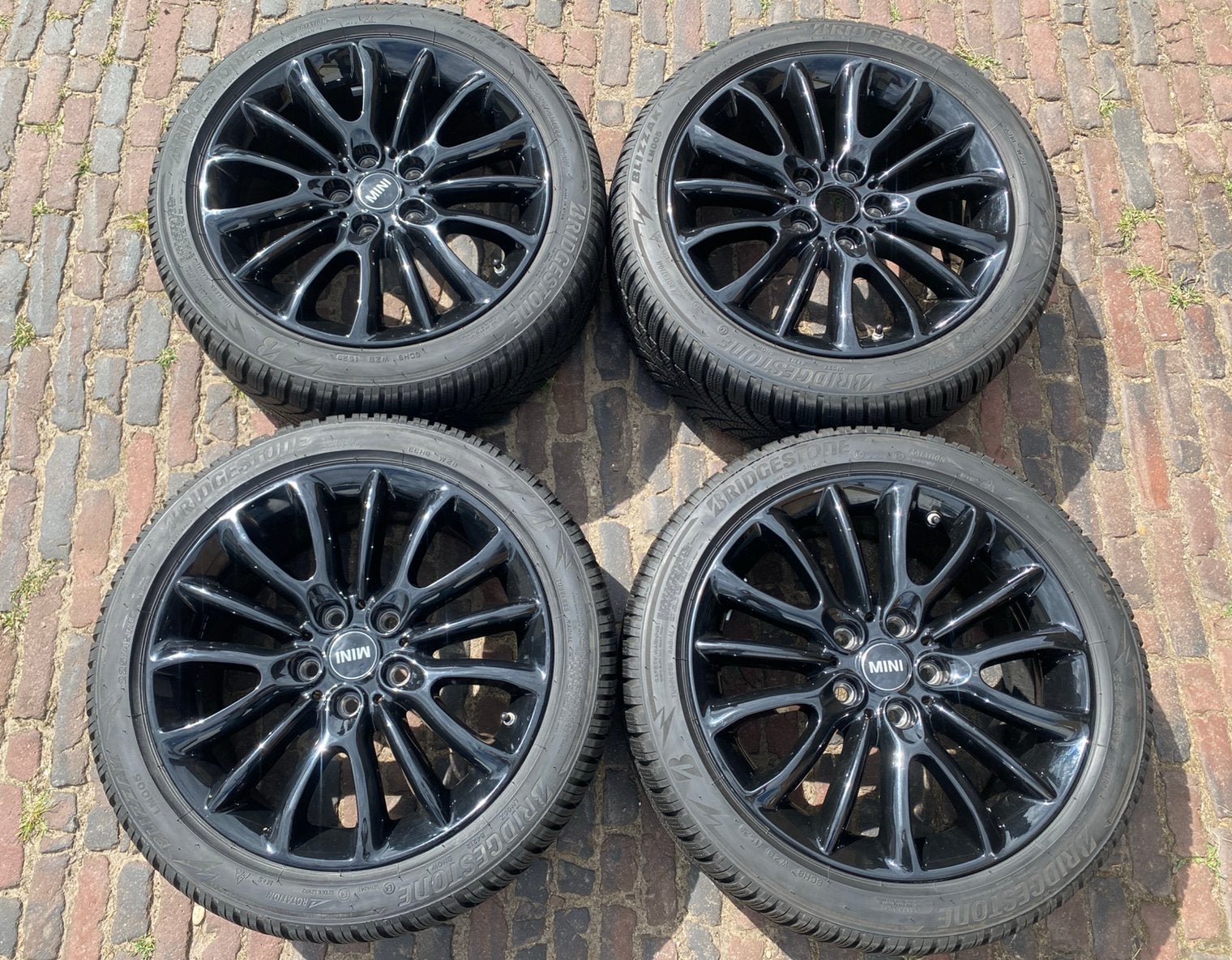 Zwarte 17” Mini Clubman velgen + tpms + winterbanden (7,5mm), Gebruikt, Banden en Velgen, 17 inch, 225 mm