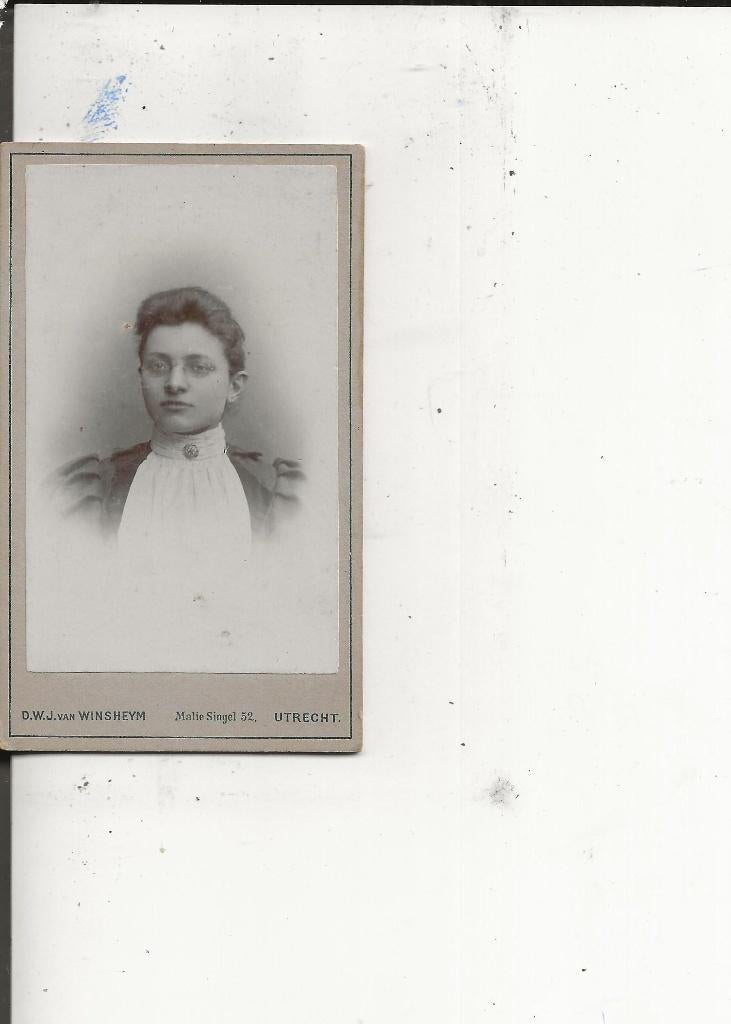 Utrecht CdV Jonge vrouw met witte borstlap, Ophalen of Verzenden, Voor 1920, Ongelopen, Utrecht