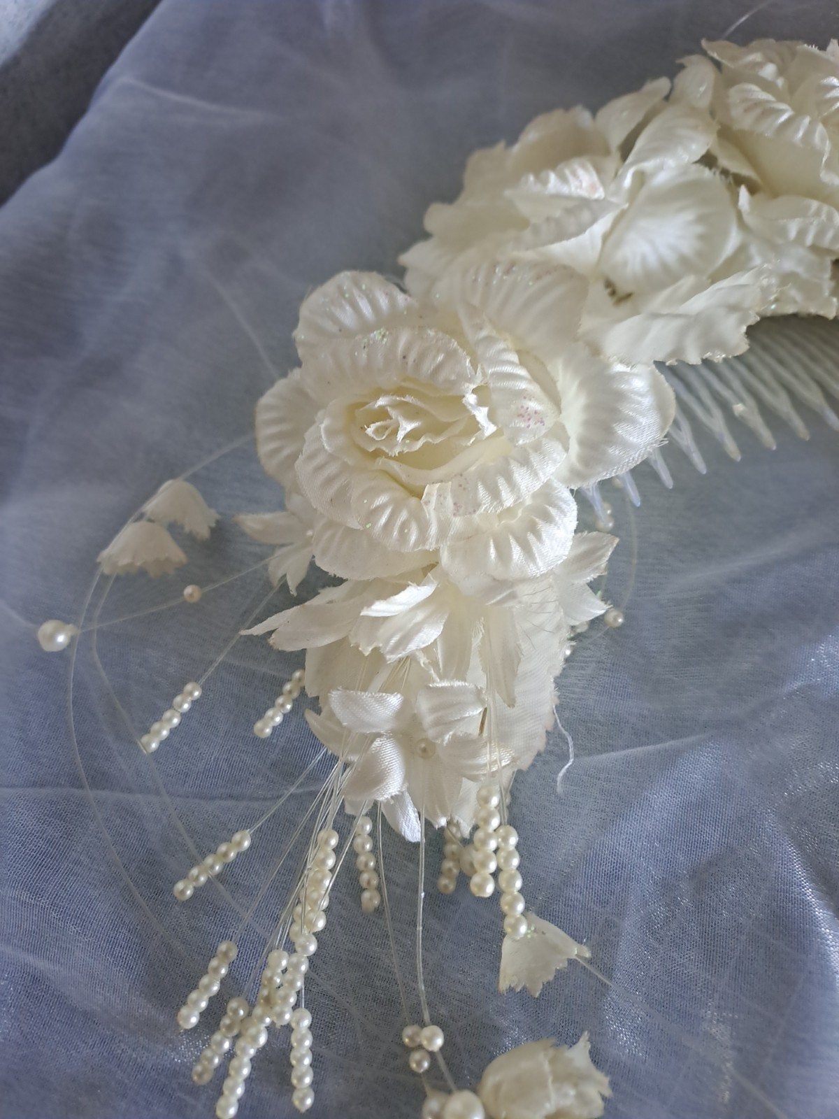 Haarkam met bloemen en parels - Bruidsaccessoire, Wit, Ophalen of Verzenden, Accessoires, Onbekend