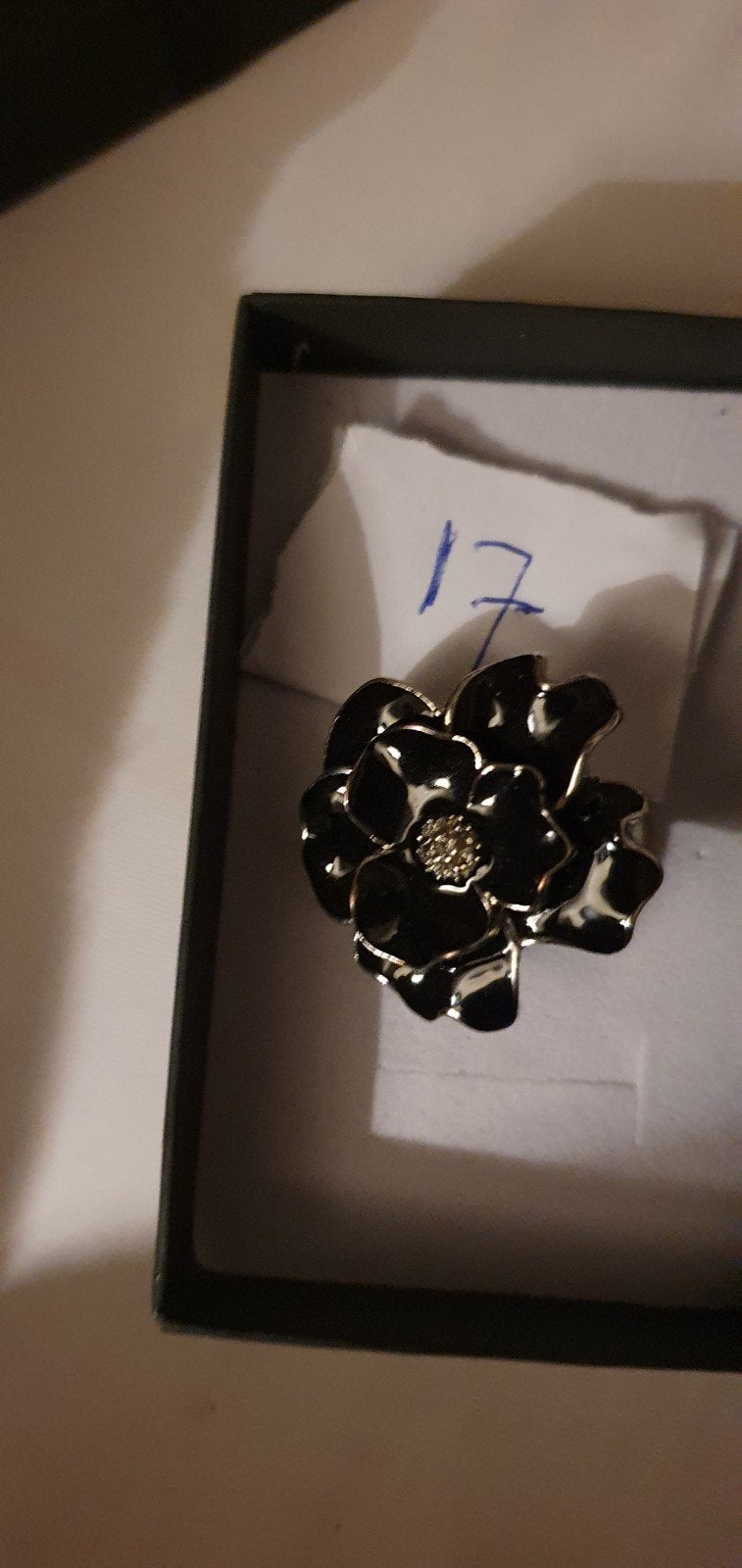 Zwarte bloem ring met strass - Maat 17, Overige materialen, Verzenden, Zwart, Zo goed als nieuw