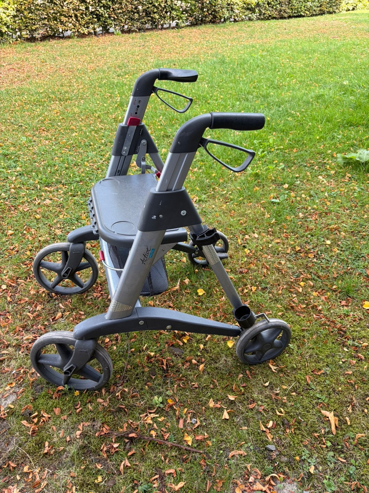 Rollator met zitje merk: Active Access, Ophalen, Gebruikt