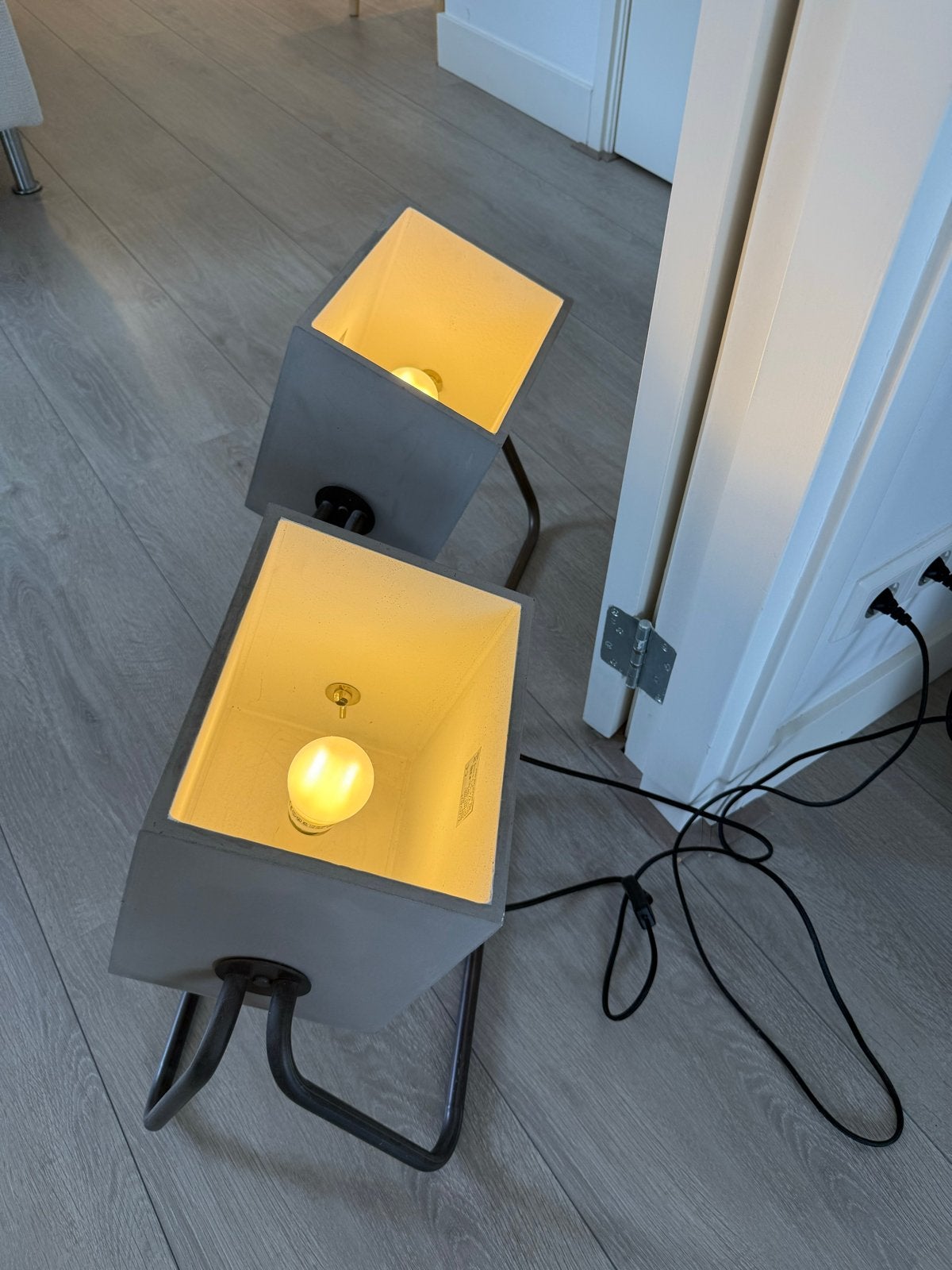 Set van 2 Zuiver betonnen vloerlampen (origineelprijs: €240), Ophalen, Overige merken, Gebruikt, Grijs