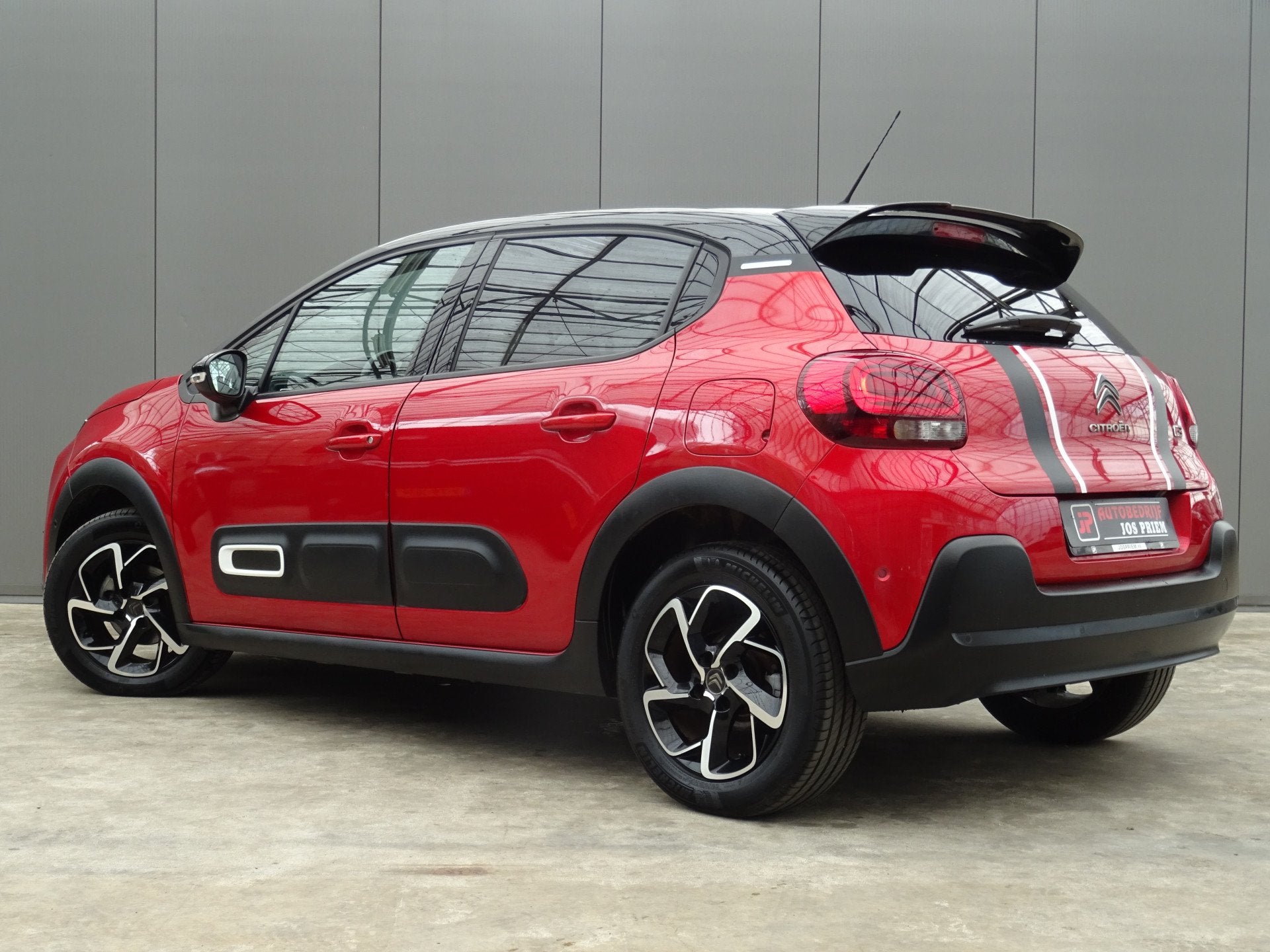 Citroën C3 1.2 PureTech C-Series * CARPLAY * CAMERA * DEALE, Voorwielaandrijving, Dealer onderhouden, 1199 cc, Bedrijf