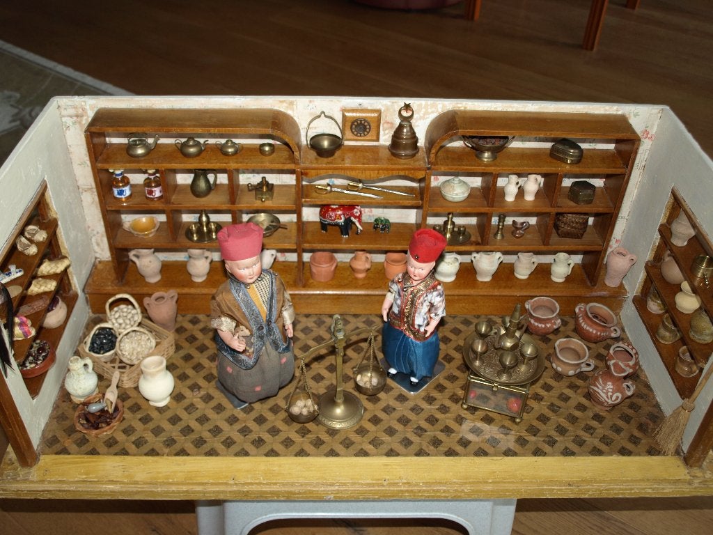AZIATISCHE ANTIEKE WINKEL MET POPPEN EN INBOEDEL, Ophalen of Verzenden