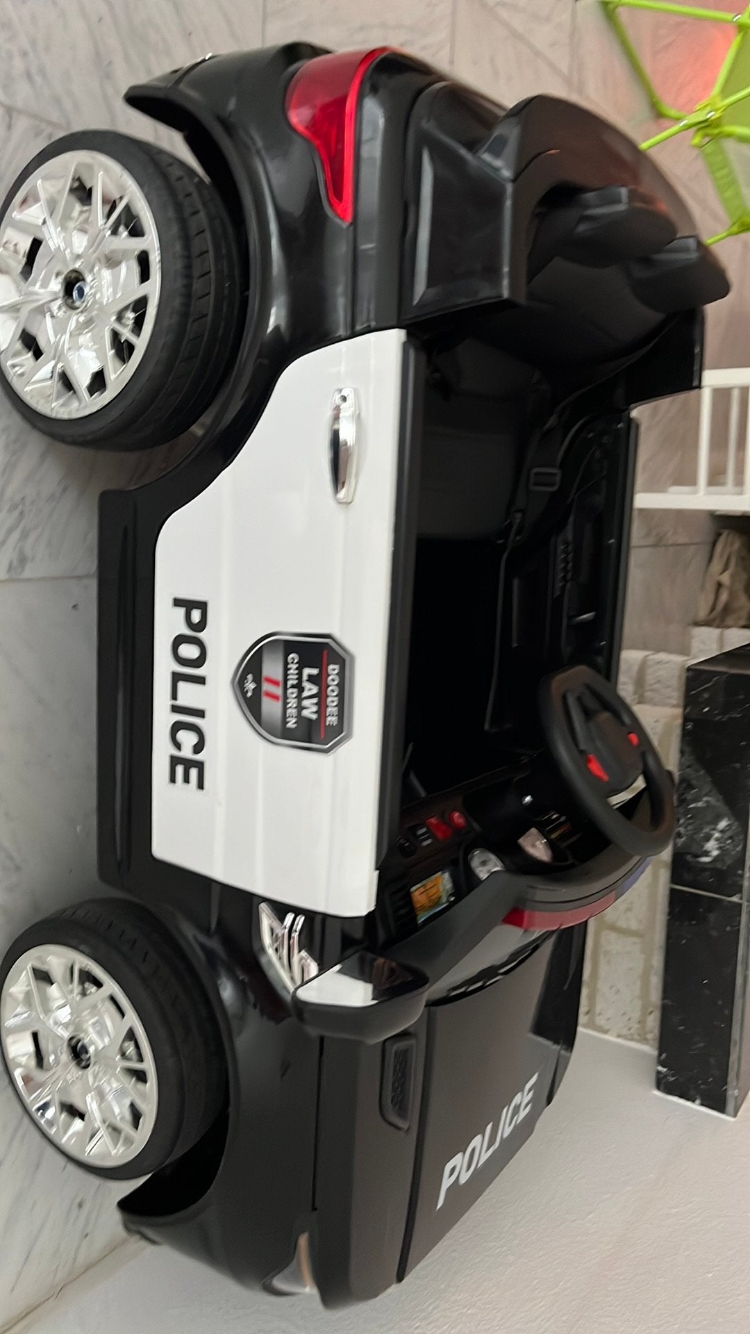 Elektrische politie kinderauto, Kinderen en Baby's, Speelgoed | Speelgoedvoertuigen, Ophalen, Zo goed als nieuw, Afstandsbediening