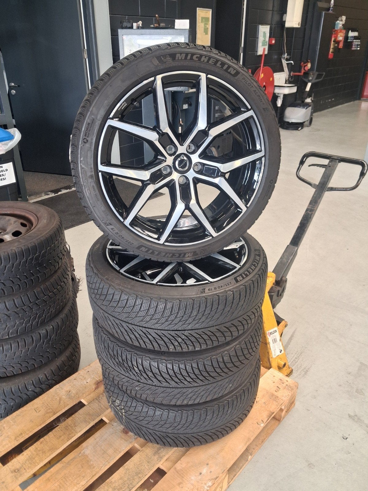 Originele Volvo V60 Polestar Engineered Winterset 235 40 19, Gebruikt, Banden en Velgen, Winterbanden, 235 mm