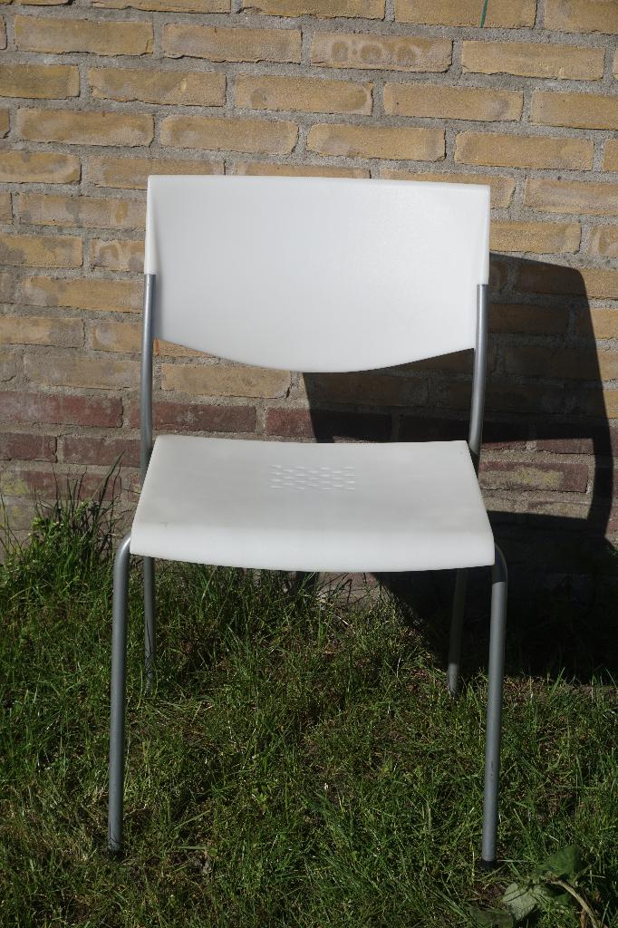 Ahrend kunststof stoelen stapelbare kantinestoelen, Kunststof, Gebruikt, Wit, Ophalen of Verzenden