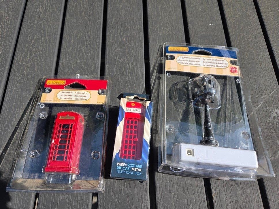 Lemax en Pride of Scotland miniatuur telefooncel en lantaa, Ophalen of Verzenden, Nieuw