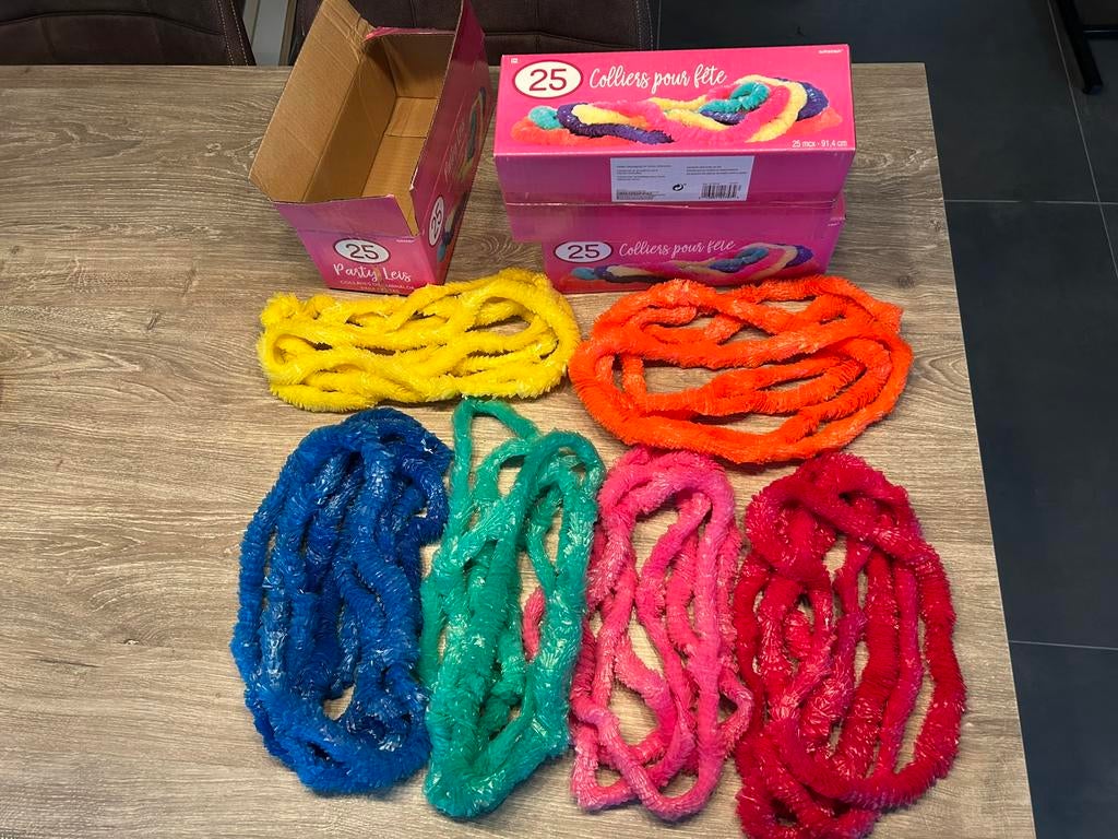 75 gekleurde nek / arm / been decoratie loopgroep, Ophalen of Verzenden, Zo goed als nieuw, Maat 46/48 (XL) of groter, Carnaval