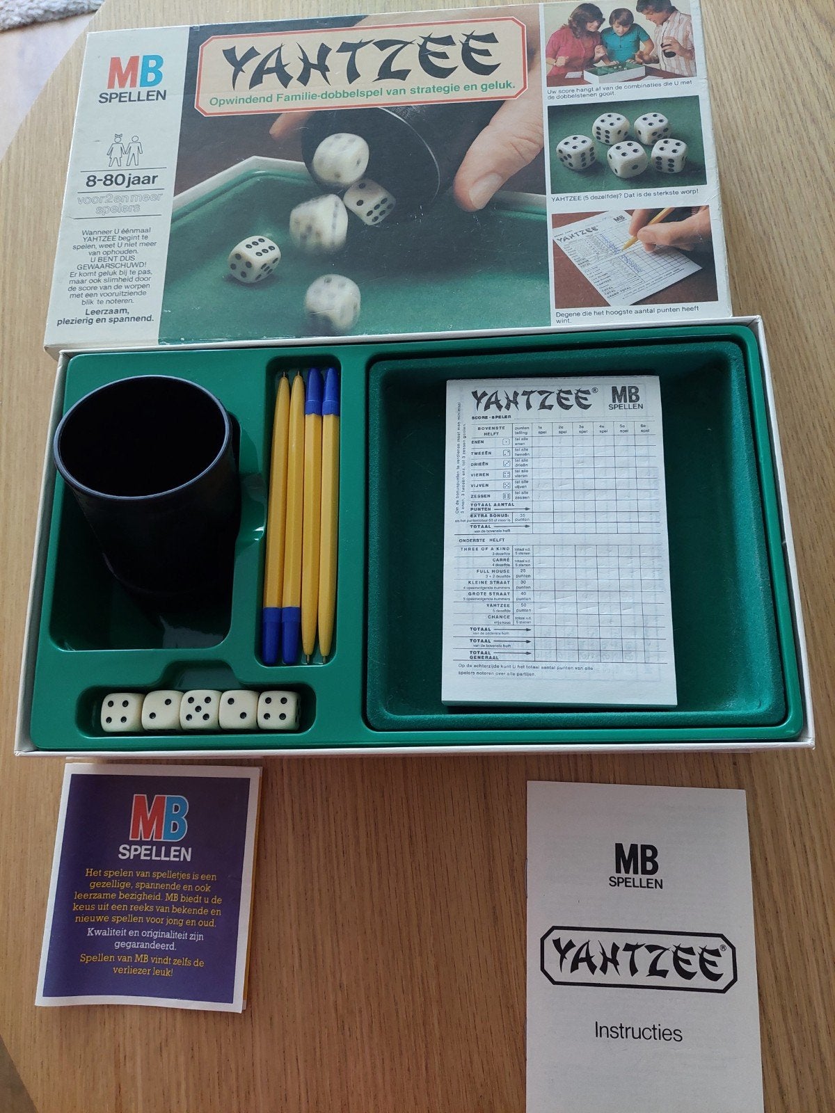 MB Spellen Yahtzee dobbelspel - Compleet, Hobby en Vrije tijd, Gezelschapsspellen | Bordspellen, Vijf spelers of meer, Ophalen of Verzenden