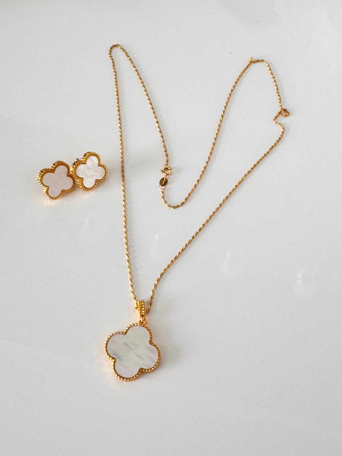 Prachtige witte klavertje ketting 18 karaat goud, Ophalen of Verzenden, Nieuw, Wit, Goud