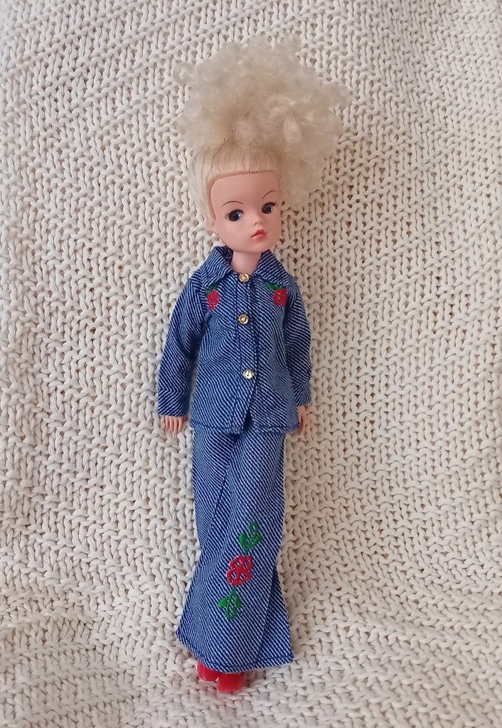 Vintage broek en jasje-set Barbie Sindy Petra von Plasty., Verzamelen, Poppen, Verzenden, Zo goed als nieuw, Kleertjes