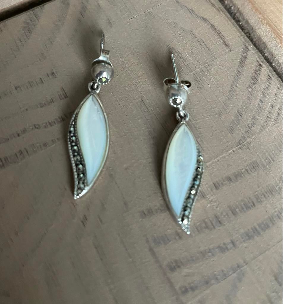 Elegante Zilveren Oorbellen met Parelmoer en Markasiet, Hangers, Ophalen of Verzenden, Zo goed als nieuw, Met edelsteen