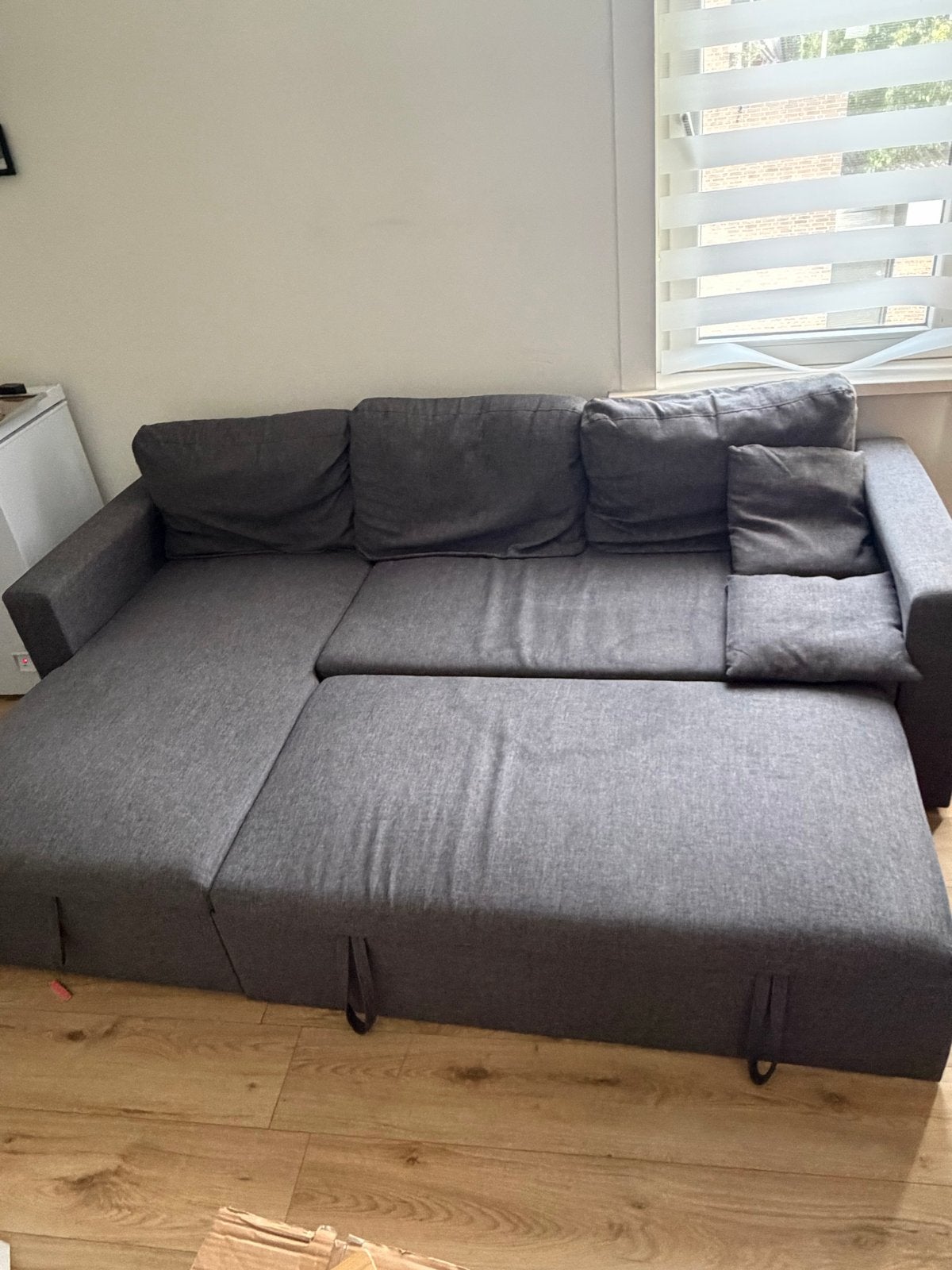 Foto 7 van Zo goed als nieuwe grijze slaapbank met opbergruimte