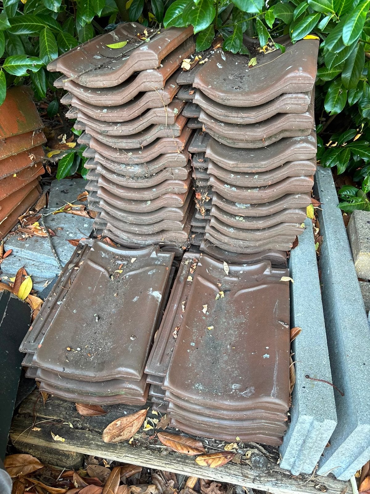 45 gebruikte dakpannen, Doe-het-zelf en Verbouw, Dakpannen en Dakbedekking, Ophalen, Gebruikt, Steen of Klei, Minder dan 5 m²