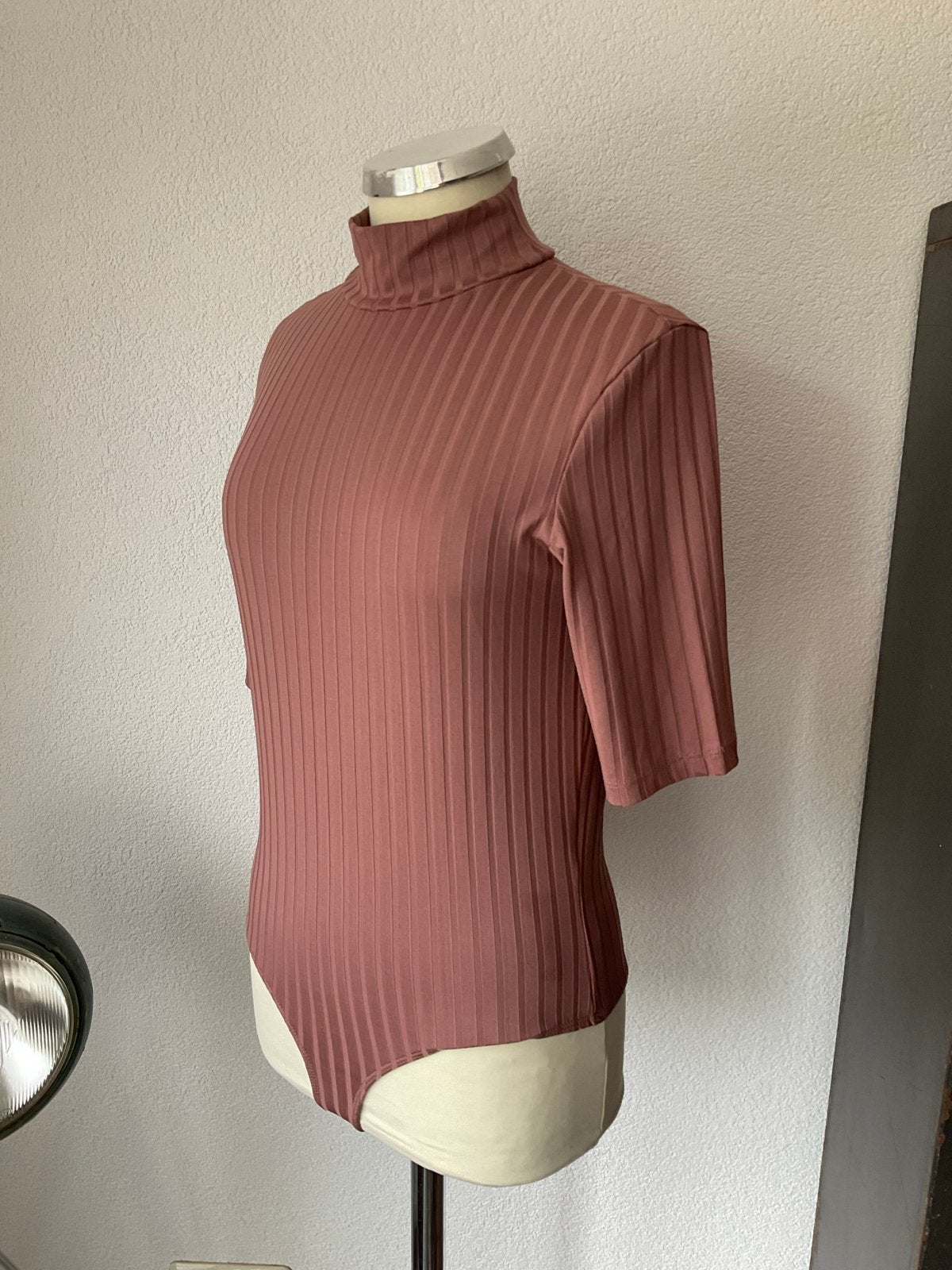 NA-KD Ribbed High Neck Body - Top . Mauve kleur 38, Ophalen of Verzenden, Nieuw