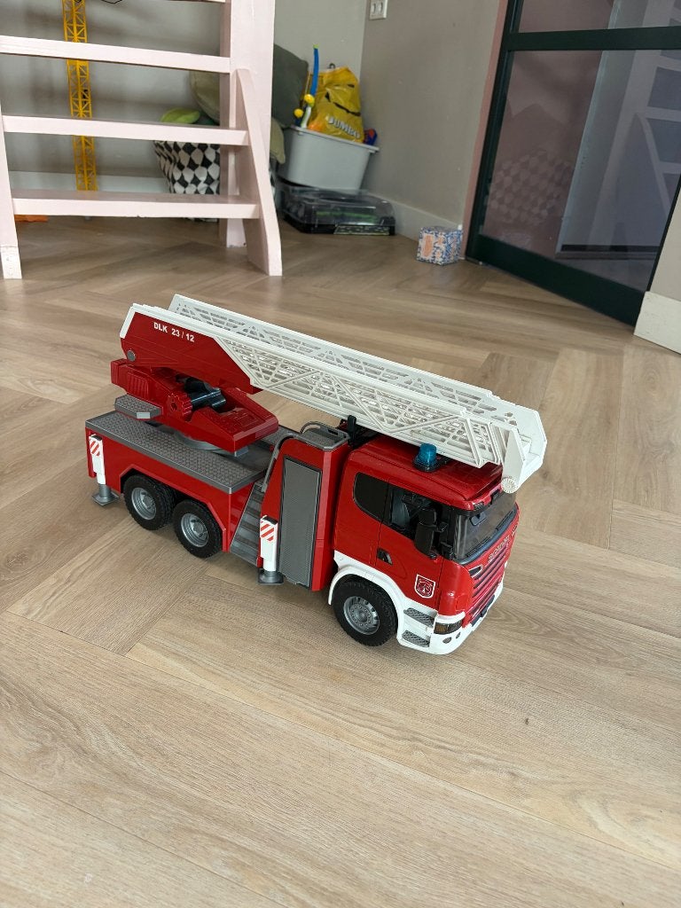 Bruder Scania Brandweerwagen met uitschuifbare ladder, Kinderen en Baby's, Speelgoed | Speelgoedvoertuigen, Ophalen, Gebruikt