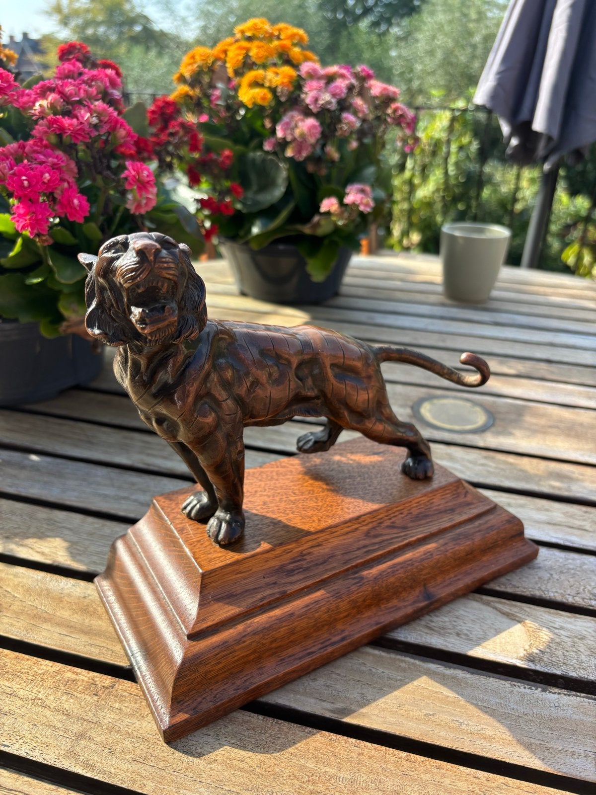Bronzen tijgerbeeld op houten sokkel, Ophalen of Verzenden, 20 - 50 cm, Op sokkel, Beeld