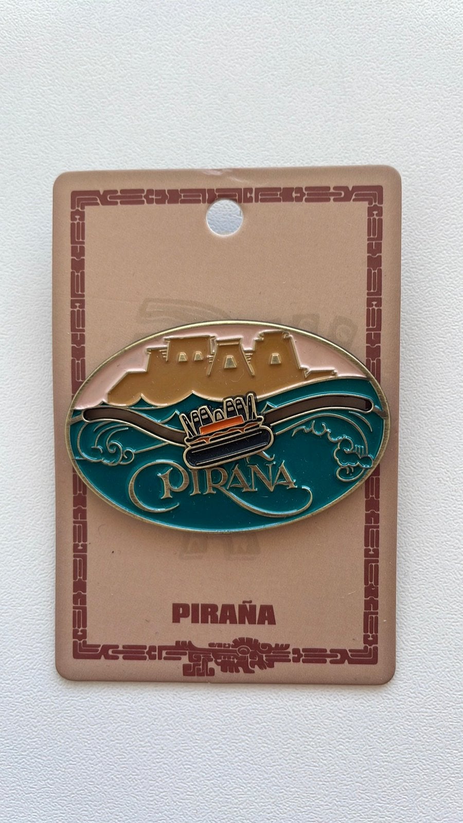 Efteling pin Pirana met bewegend bootje EPP 471 op kaartje, Ophalen of Verzenden, Nieuw, Button of Speldje