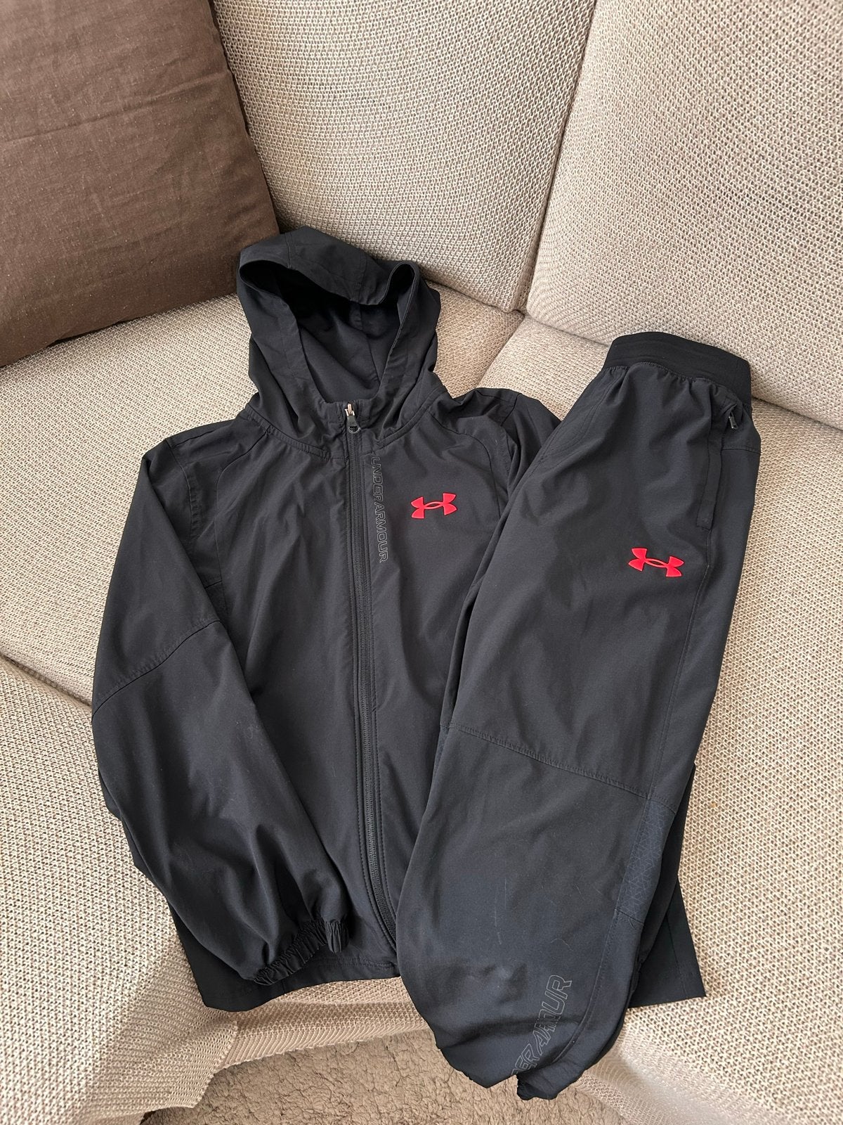 Under Armour Trainingspak Zwart Windjack Set Capuchon, Ophalen of Verzenden, Gebruikt, Jongen