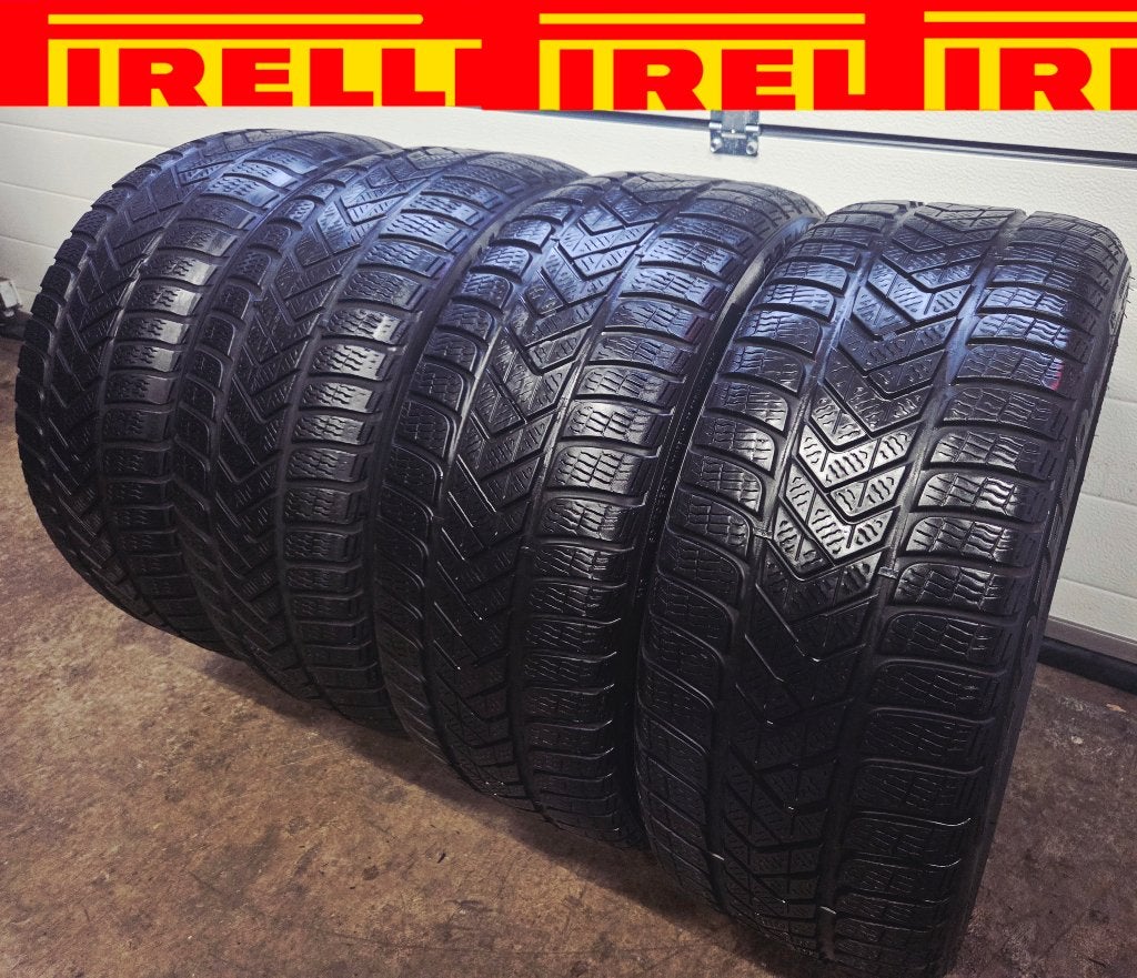 4x 235 40 R18 PIRELLI 7 a 7.5mm en 6mm €75 P.S GEMONTEERD, Auto-onderdelen, Ophalen, 18 inch, Gebruikt, Winterbanden
