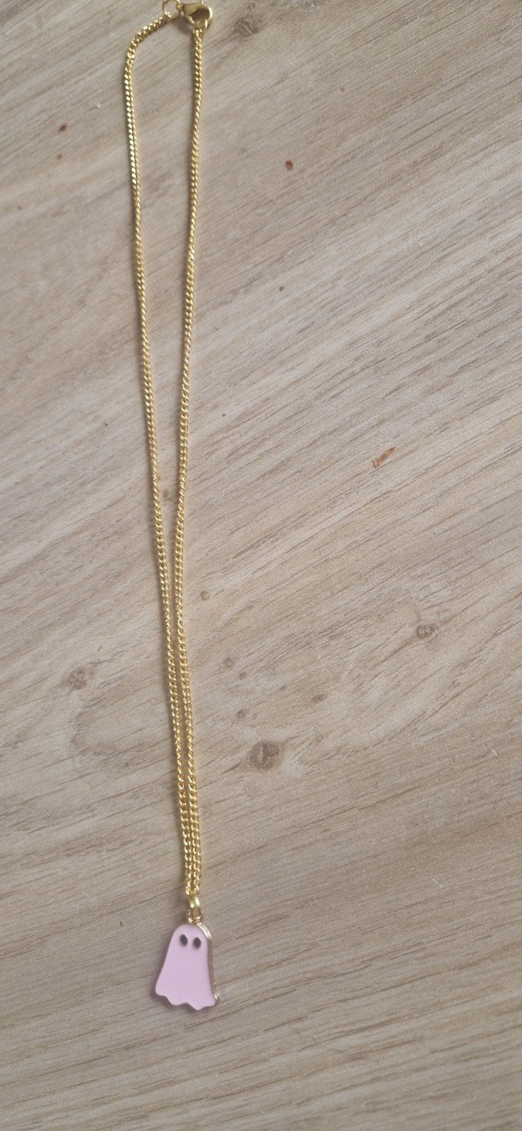 Gouden ketting met roze spookje hanger, Ophalen of Verzenden