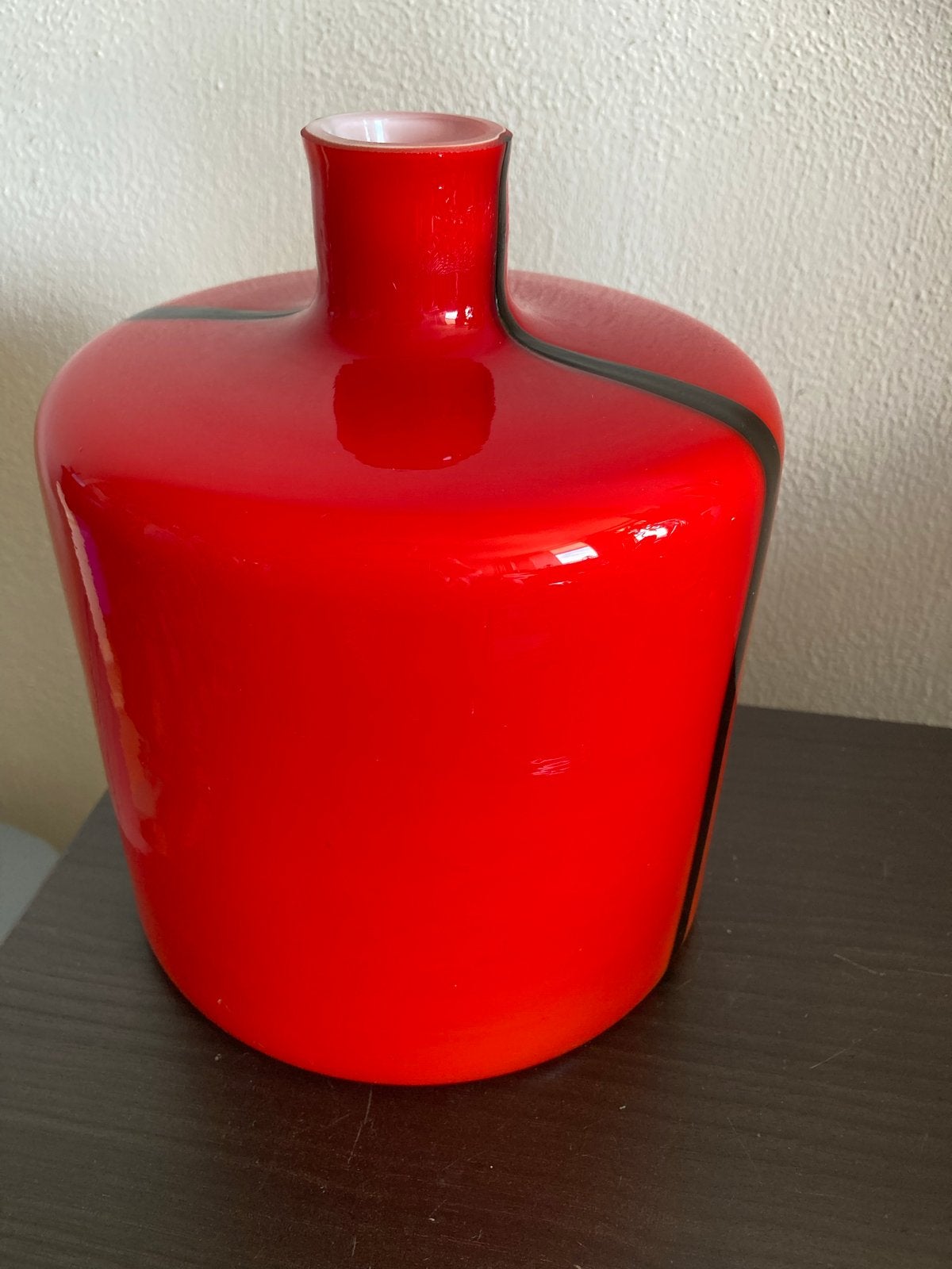 Moderne opaline vaas Rood naar oranje met zwarte bies, Antiek en Kunst, Antiek | Vazen, Ophalen of Verzenden