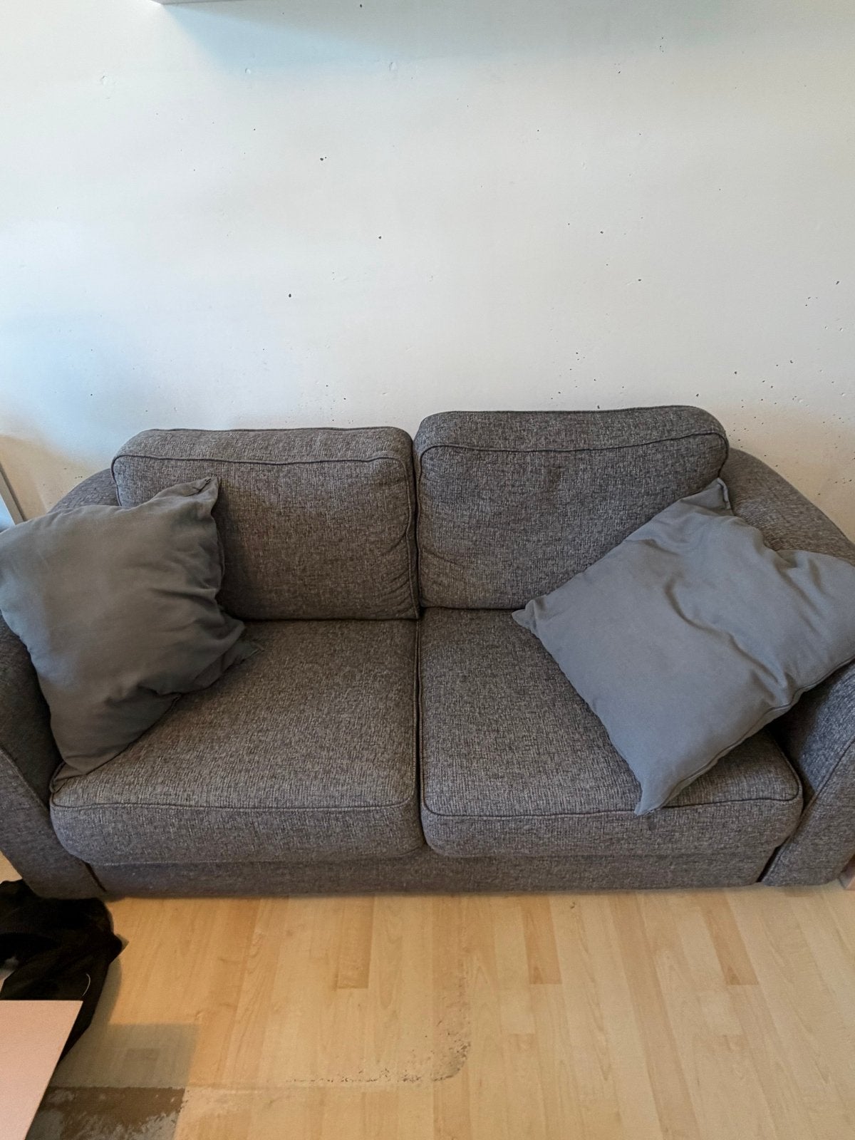 Comfortabele grijze tweezitsbank in goede staat, Ophalen, Gebruikt, 150 tot 200 cm, Tweepersoons