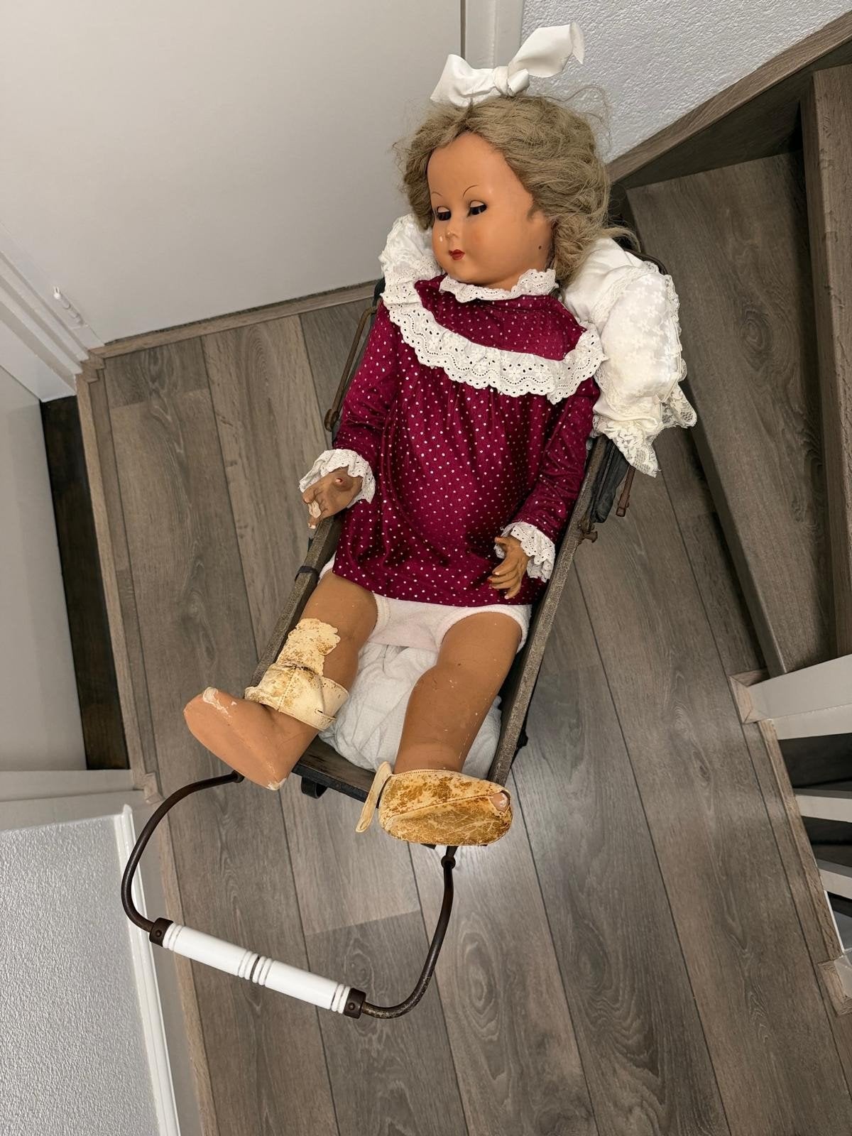 Antieke pop in kinderwagen - Vintage decoratie, Antiek en Kunst, Ophalen