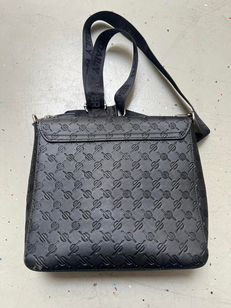 Daily Paper schoudertas - Zwart met logo print, Sieraden, Tassen en Uiterlijk, Tassen | Schoudertassen, Ophalen of Verzenden, Gebruikt