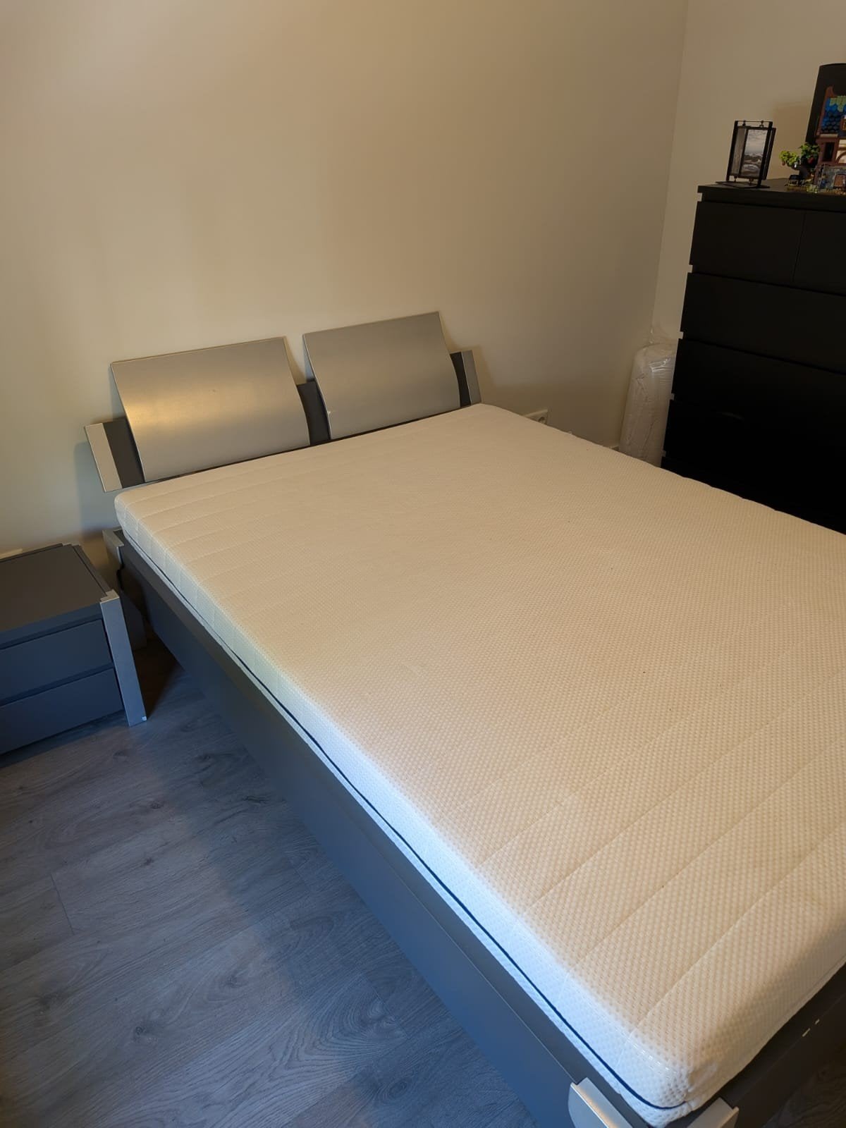 Tweepersoonsbed zonder matras en met nachtkastje, Huis en Inrichting, Ophalen, Tweepersoons, 140 cm, 200 cm