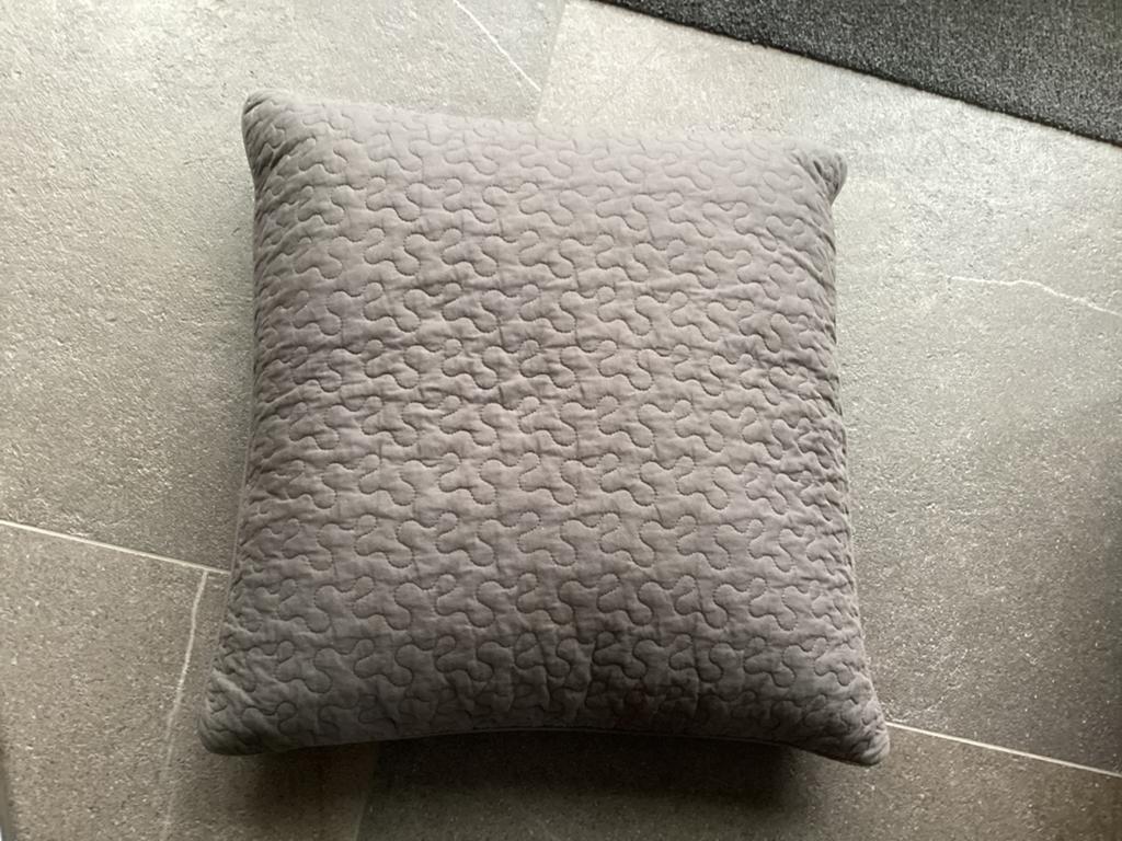 Grijs kussen met patroon 60 x 60, Huis en Inrichting, Woonaccessoires | Kussens, Ophalen of Verzenden, Gebruikt, Grijs, Vierkant