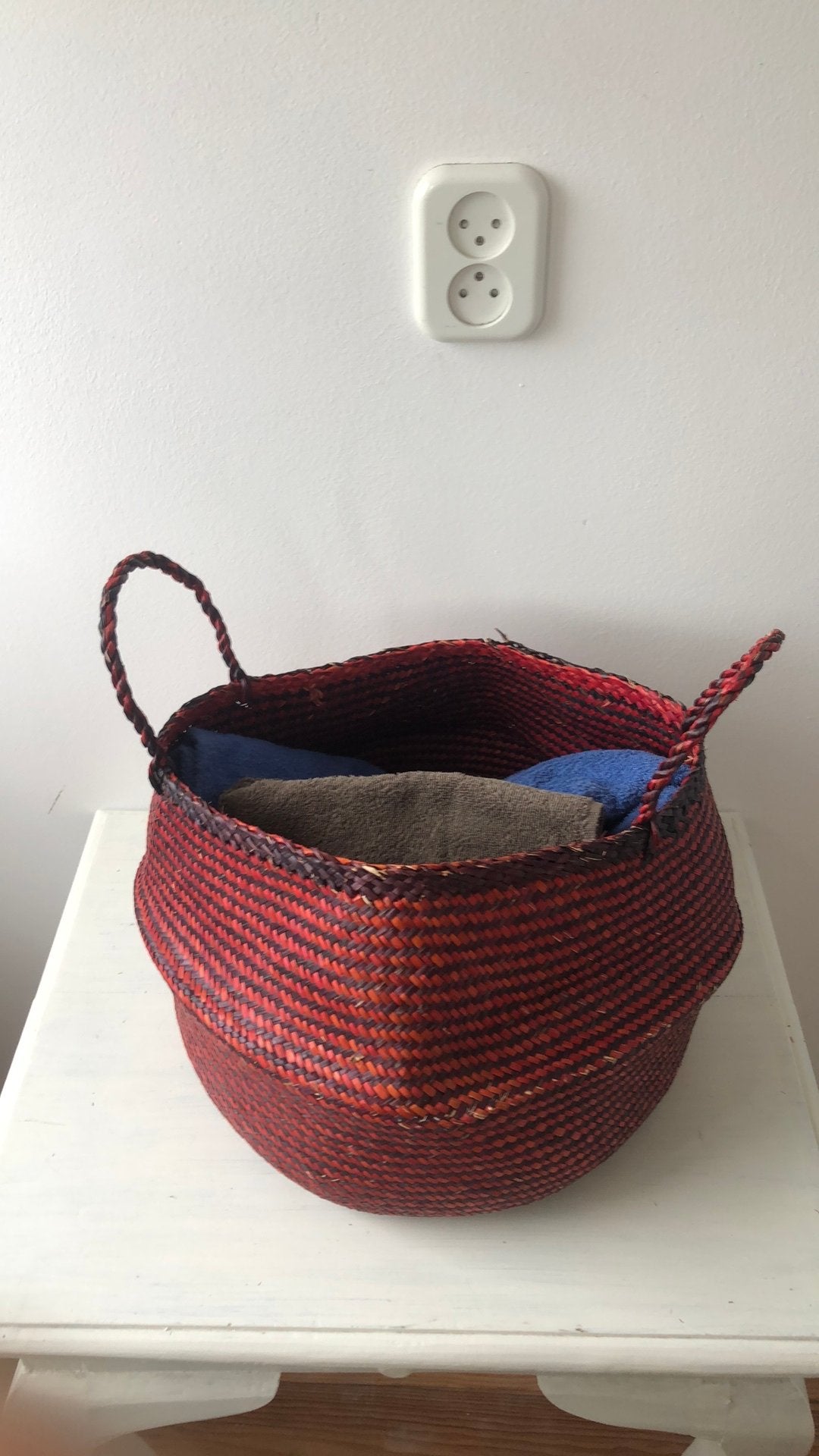 Rood/zwart gevlochten rietenmand, Gebruikt, Mand, Rond, Ophalen of Verzenden