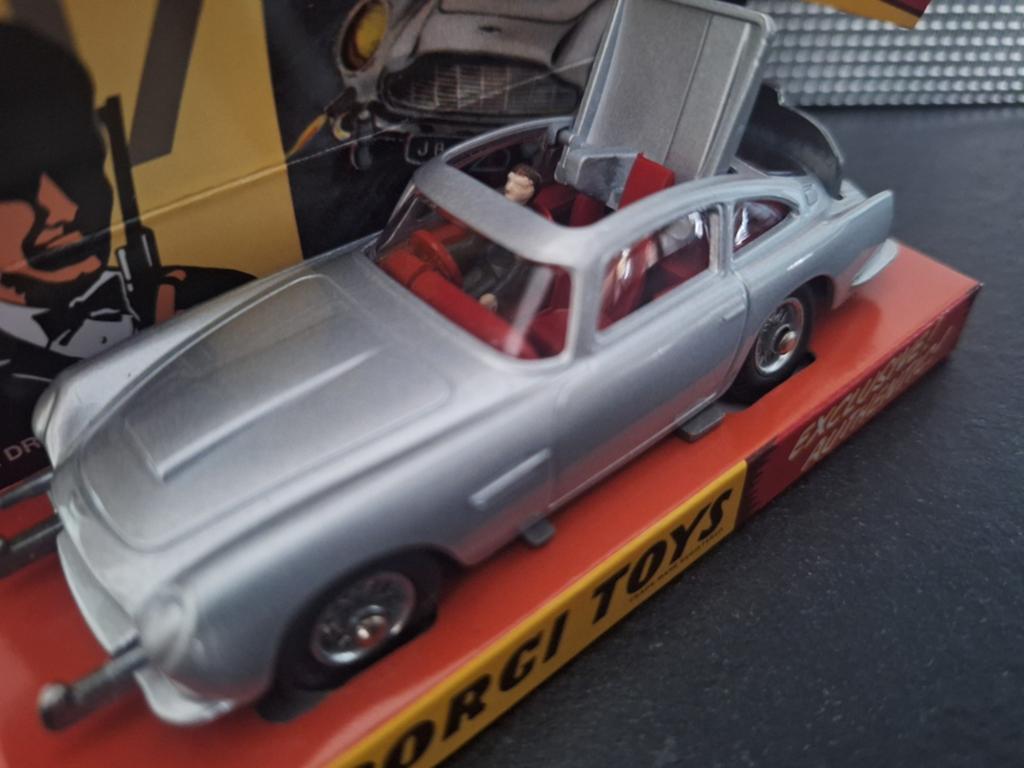 Aston Martin DB5 + James Bond Schaal 1:43, Hobby en Vrije tijd, Modelauto's | 1:43, Corgi, Auto, Corgi, Nieuw