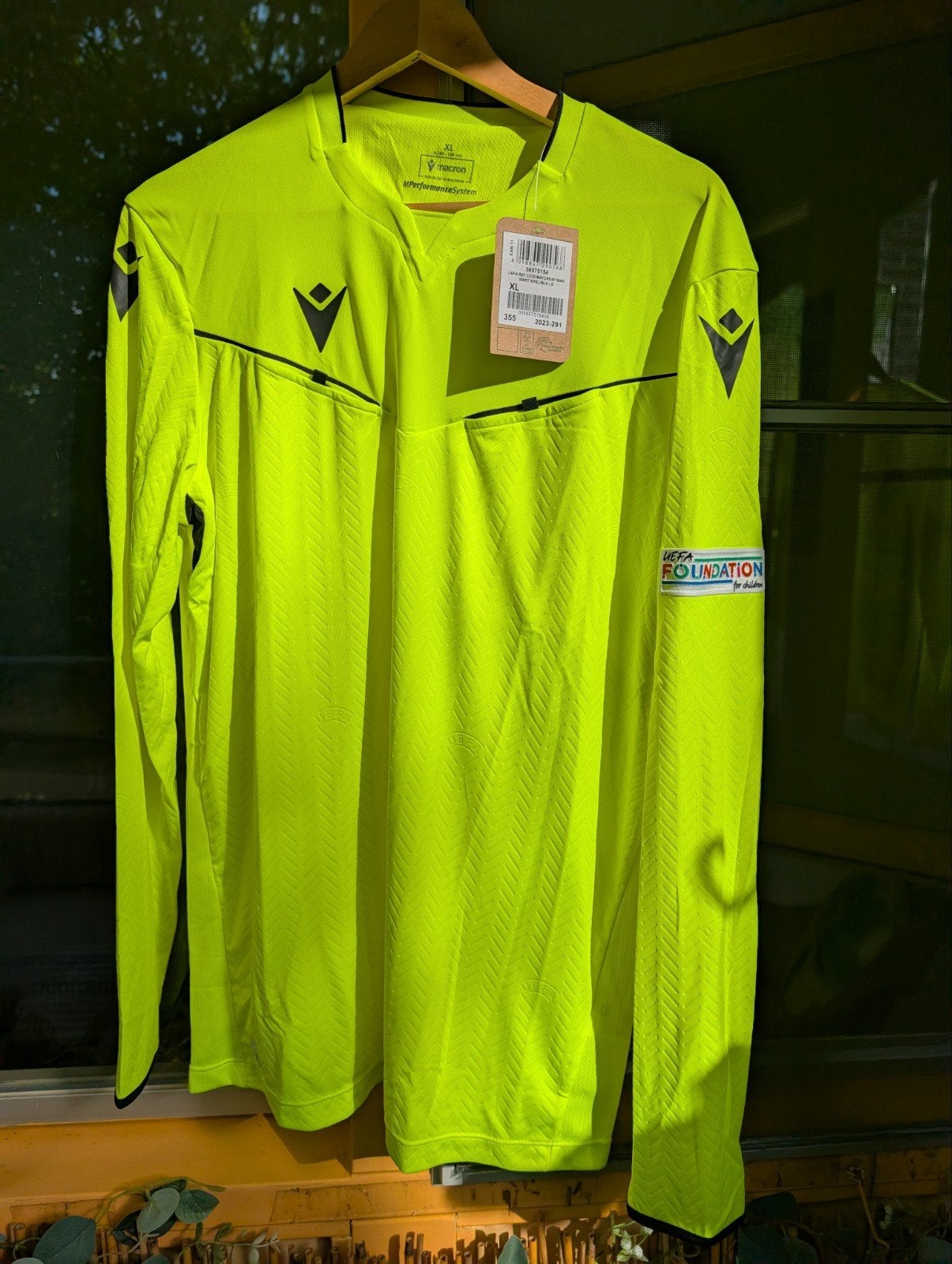 Macron UEFA Scheidsrechtersshirt XL - Nieuw, Geel, Ophalen of Verzenden, Macron, Voetbal