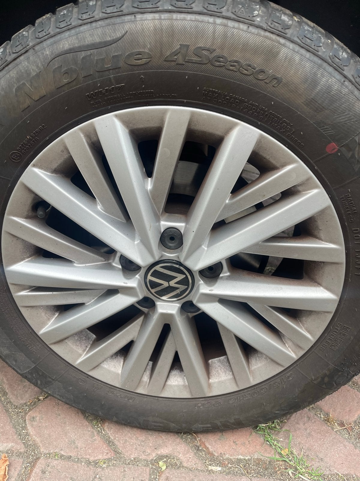 16 inch originele Volkswagen velgen met 215/60 R16 banden, Ophalen of Verzenden, Gebruikt