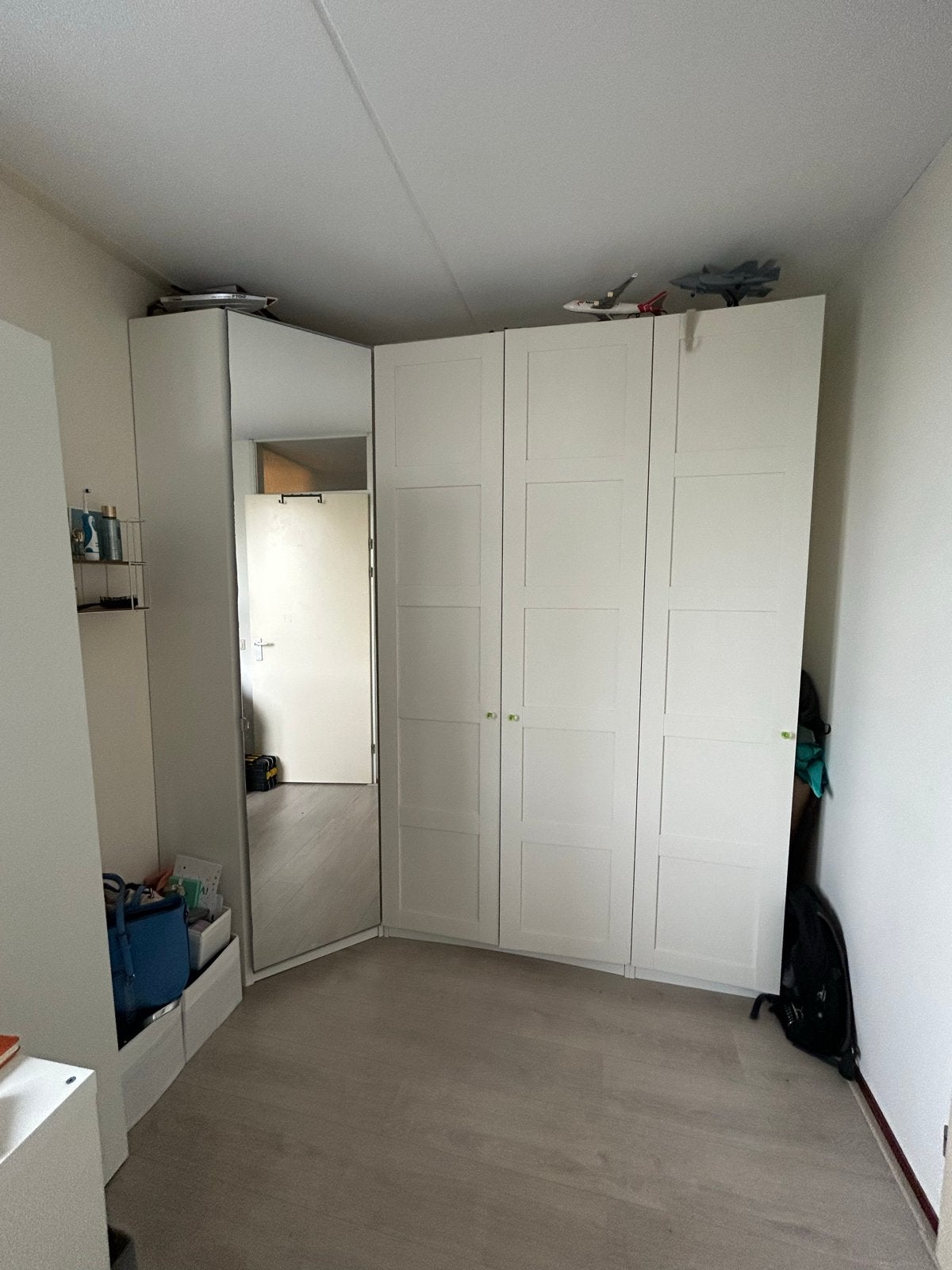 Witte hoekkast met spiegel en hang-/legruimte, Huis en Inrichting, Kasten | Kledingkasten, Ophalen, Gebruikt, 200 cm of meer, Overige houtsoorten