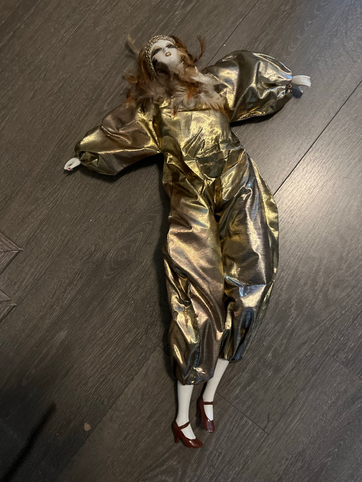 Vintage Porseleinen Pop in Gouden Jumpsuit met Veren, Ophalen of Verzenden, Gebruikt, Pop