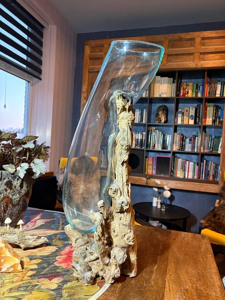 Unieke vaas van gesmolten glas op hout - 65 cm hoog, Huis en Inrichting, Woonaccessoires | Vazen, Gebruikt, Overige kleuren, 50 tot 75 cm