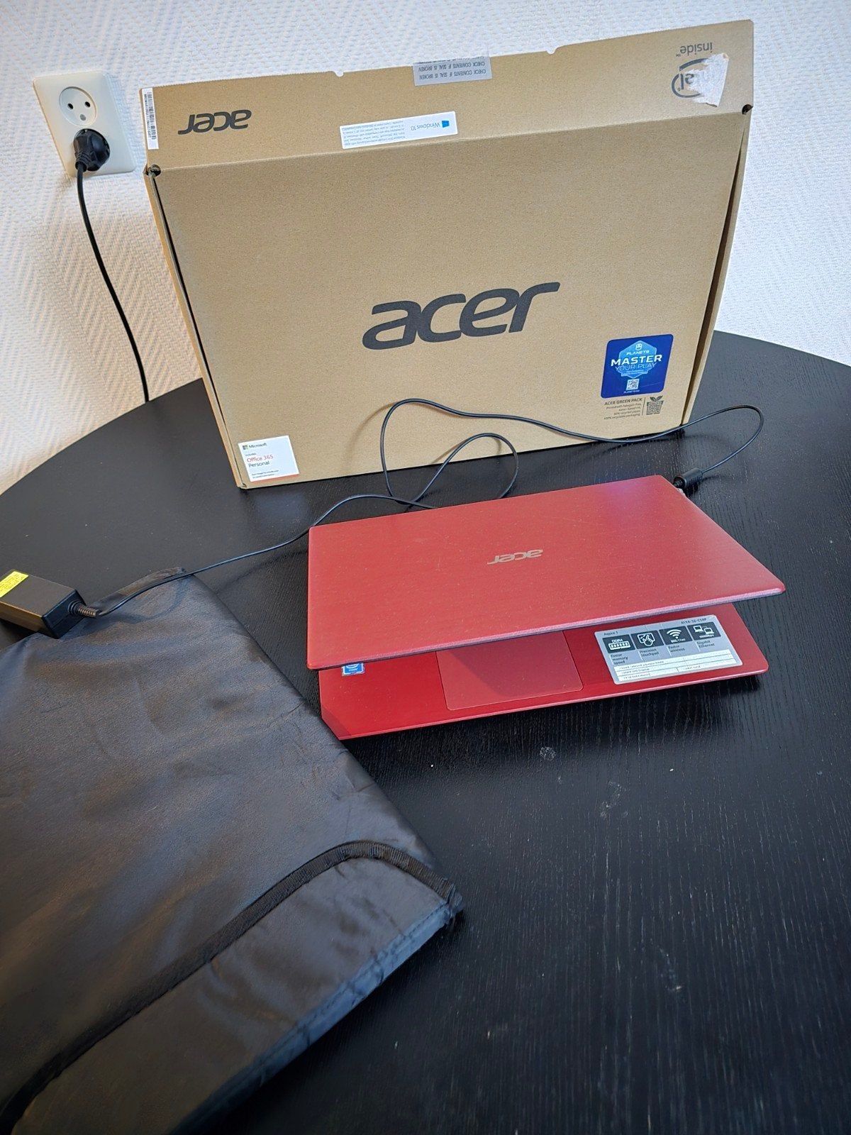 Acer laptop rood met oplader en hoes, Gebruikt, HDD, Ophalen of Verzenden, 128 GB