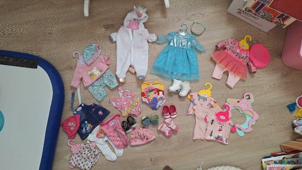 Baby born pop met kleding, bed, draagzak en maxicosi, Ophalen, Gebruikt, Babypop
