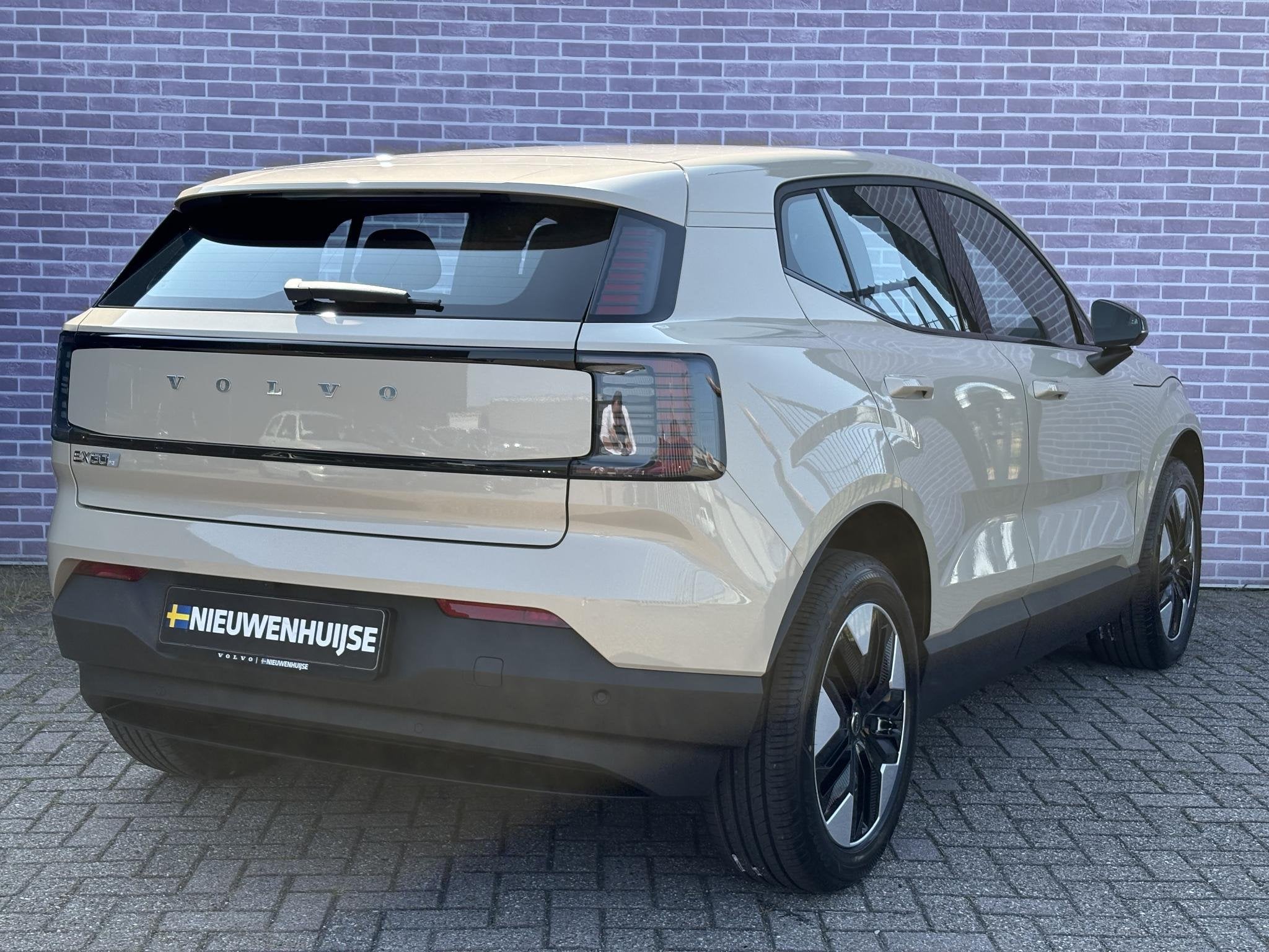 Volvo EX30 P3 Plus Europa 51 kWh | Adaptive Cruise | BLIS |, Achterwielaandrijving, Overige kleuren, Leder en Stof, Nieuw