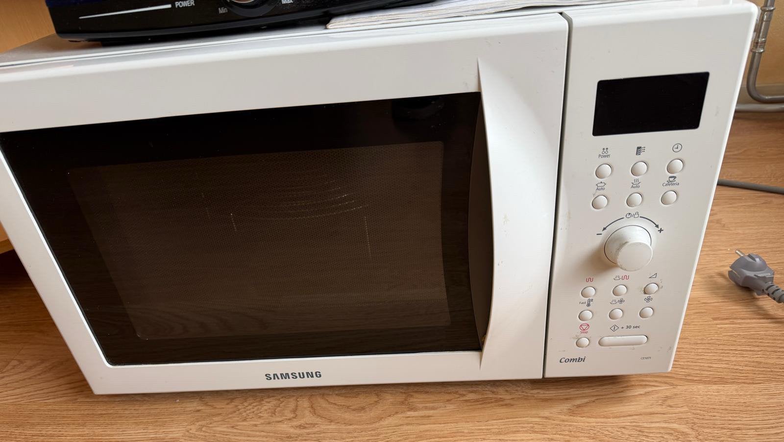 Samsung Magnetronoven wit - model CE1071, Ophalen, Combimagnetron, Hete lucht, Zo goed als nieuw
