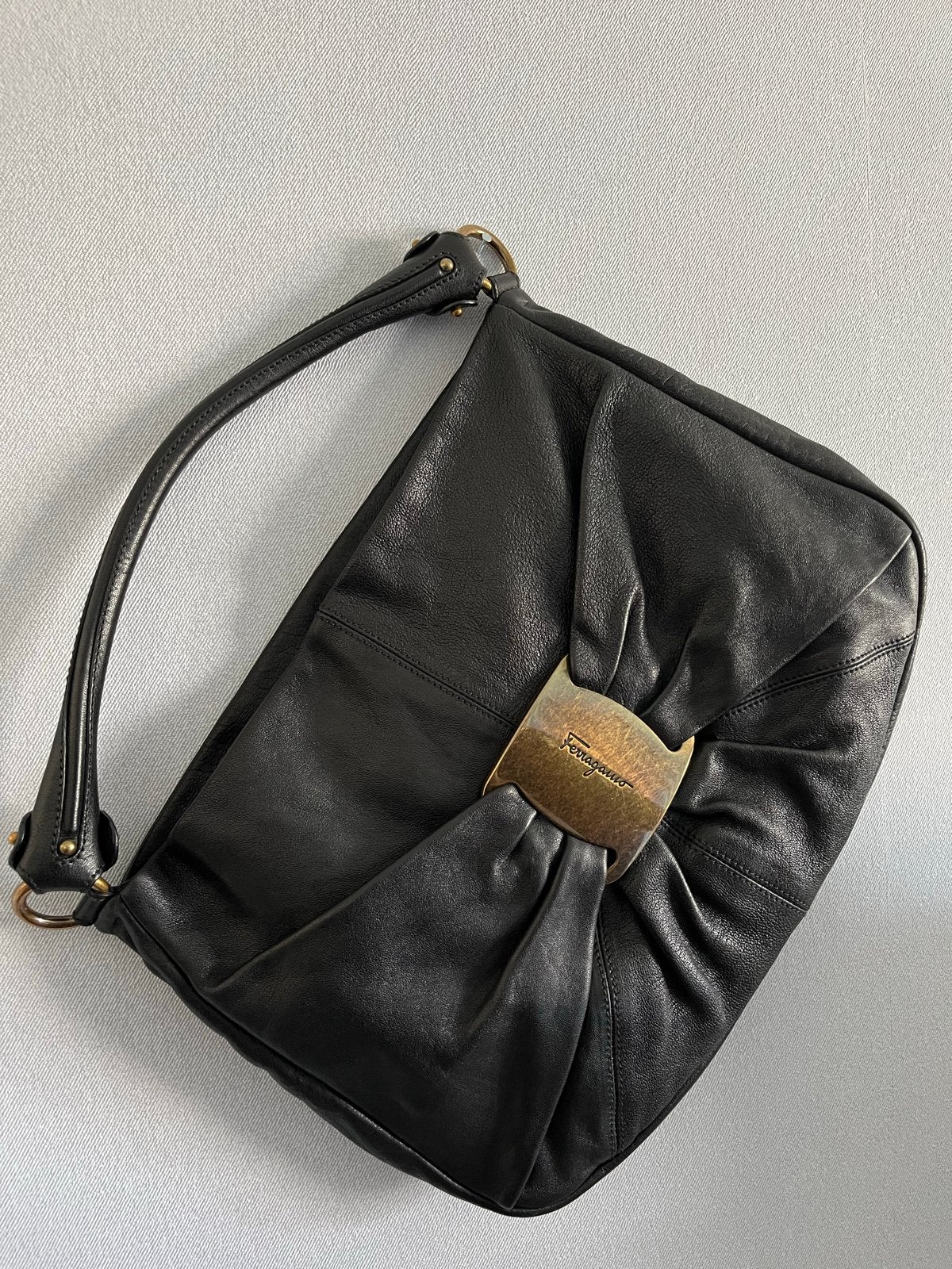 Salvatore Ferragamo Zwarte Leren Schoudertas, Ophalen of Verzenden, Zo goed als nieuw, Zwart, Schoudertasje